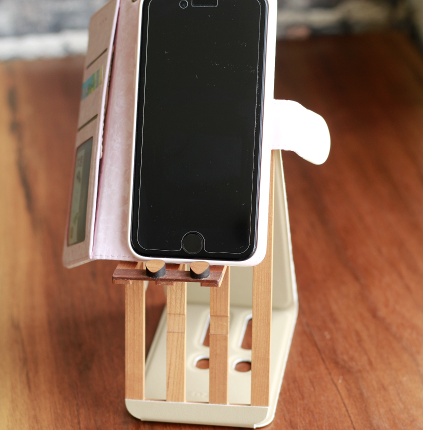 手帳型のスマホケースをつけたままでも使用できます。