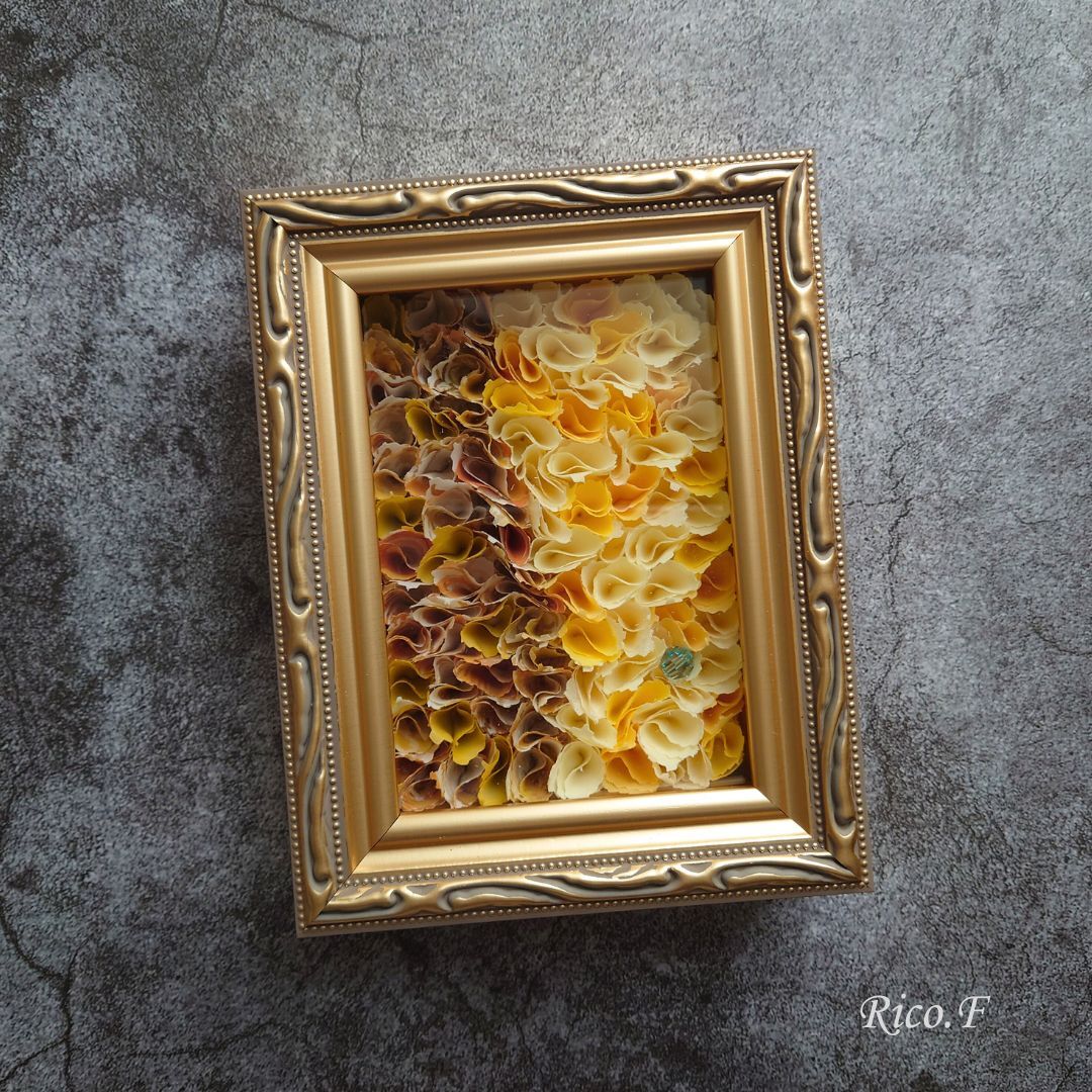 ゴールドのフレームが光感を創出