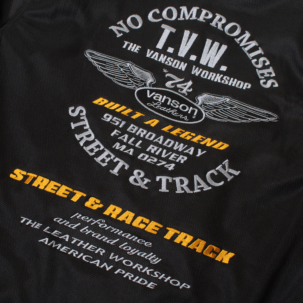 装飾は刺繍仕上げ。