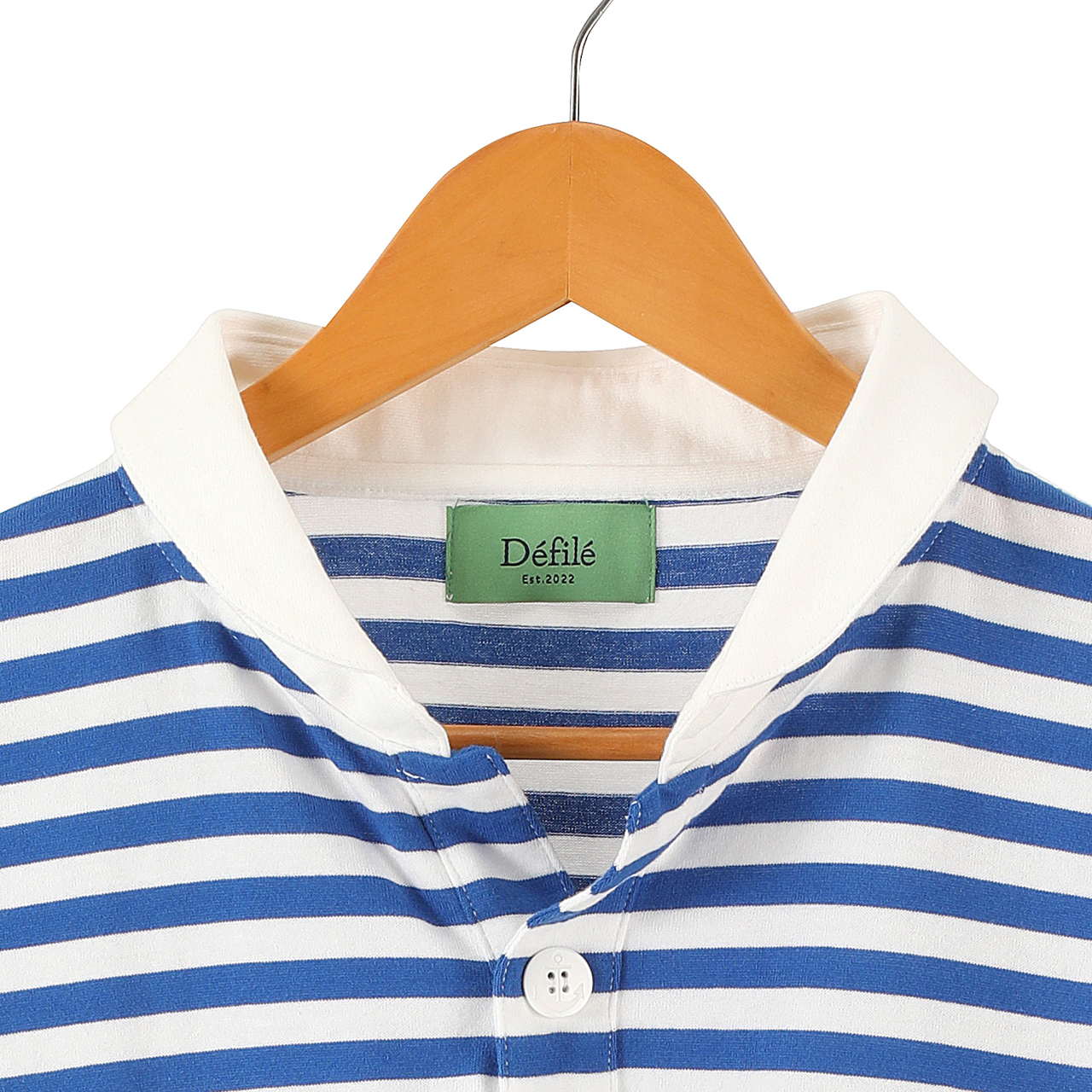 ヴィンテージのフレンチポロからヒントを得た、丸みのあるチビ衿と、従来のヘンリーネックTをドッキング