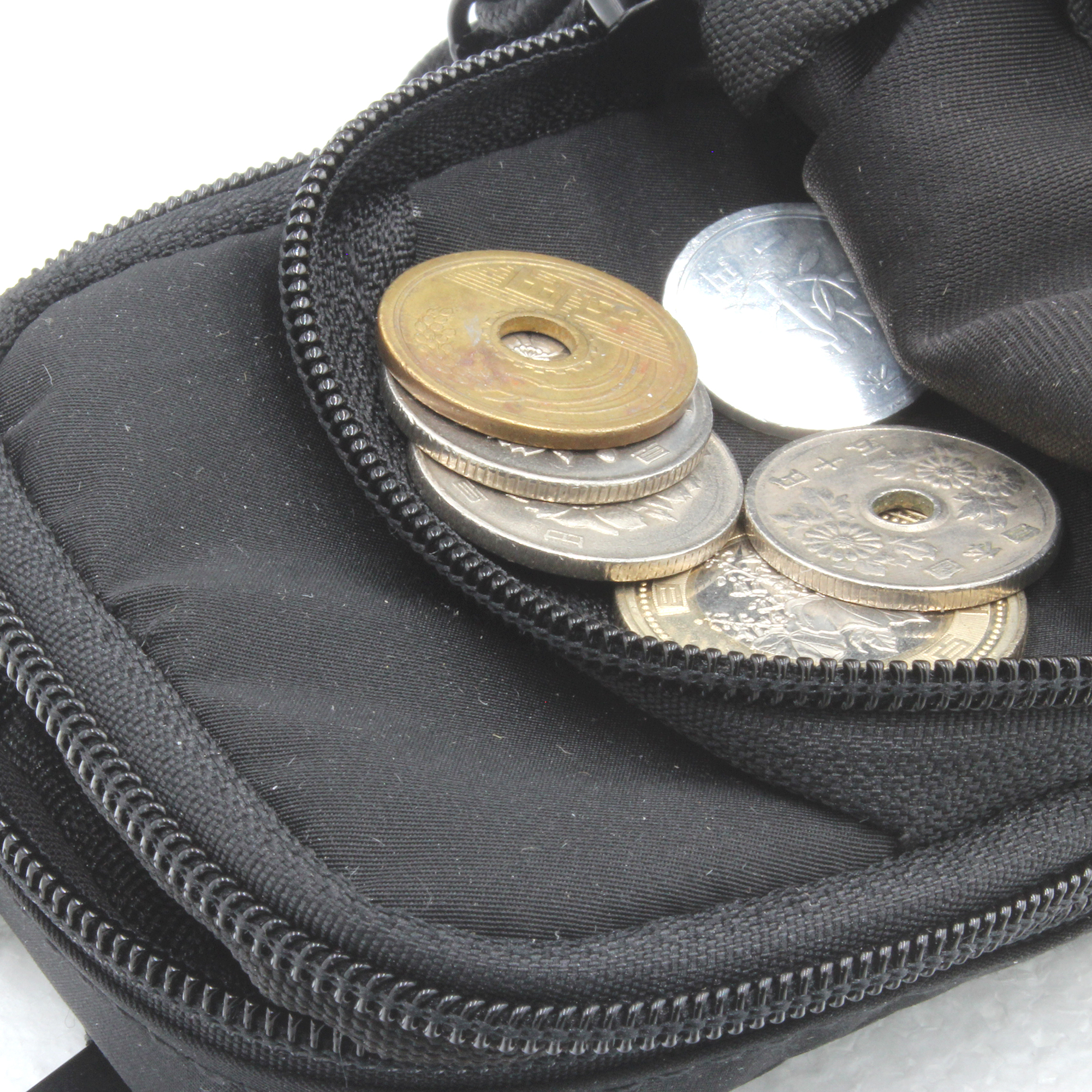 正面ポケットは小銭入れとしても使用可能。