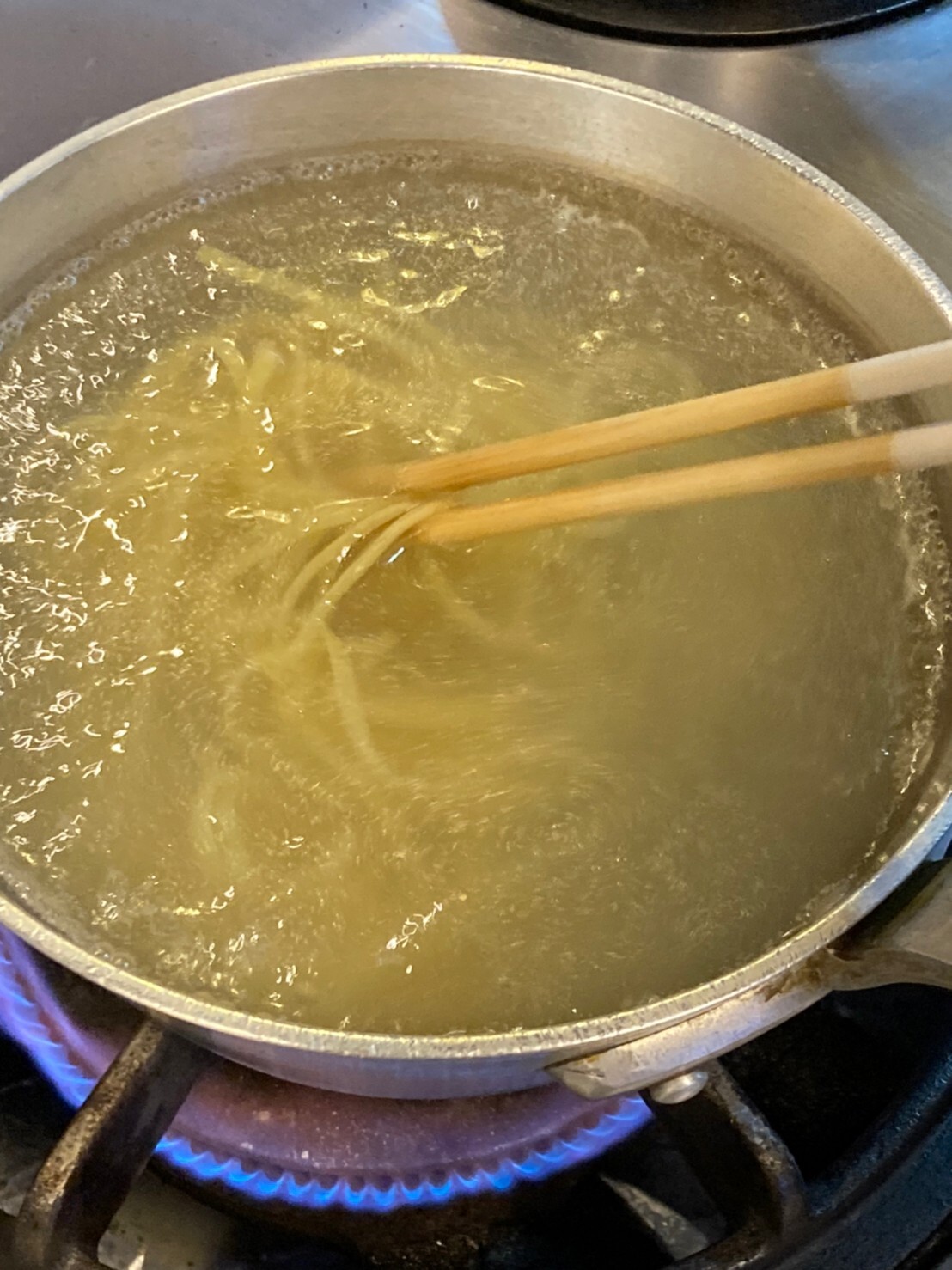 ②別の鍋にお湯を沸かし、パスタを冷凍のまま2分30秒茹でます。(麺は優しくかき混ぜてほぐして下さい)
