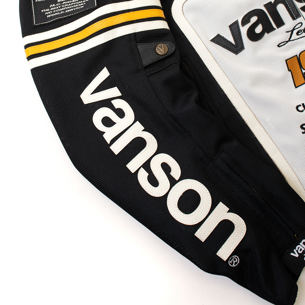 袖のvansonロゴも本革切り文字。
