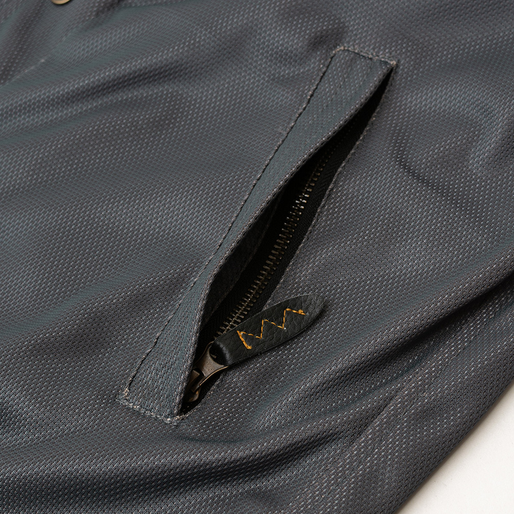 通気性に優れたメッシュ素材を採用。