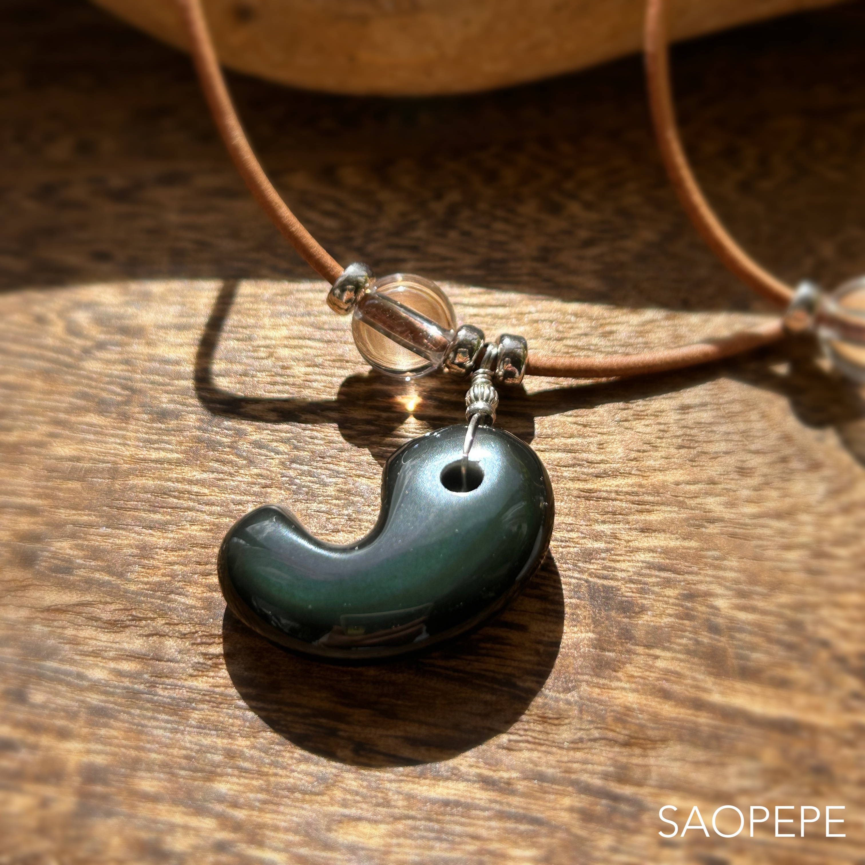 神秘的な色合いのレインボーオブシディアン勾玉