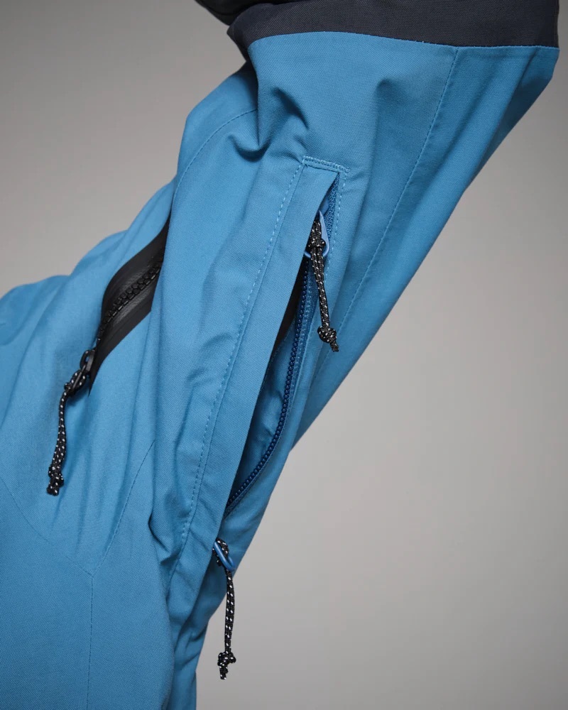 両サイドに長めのベンチレーション用ピットジッパー