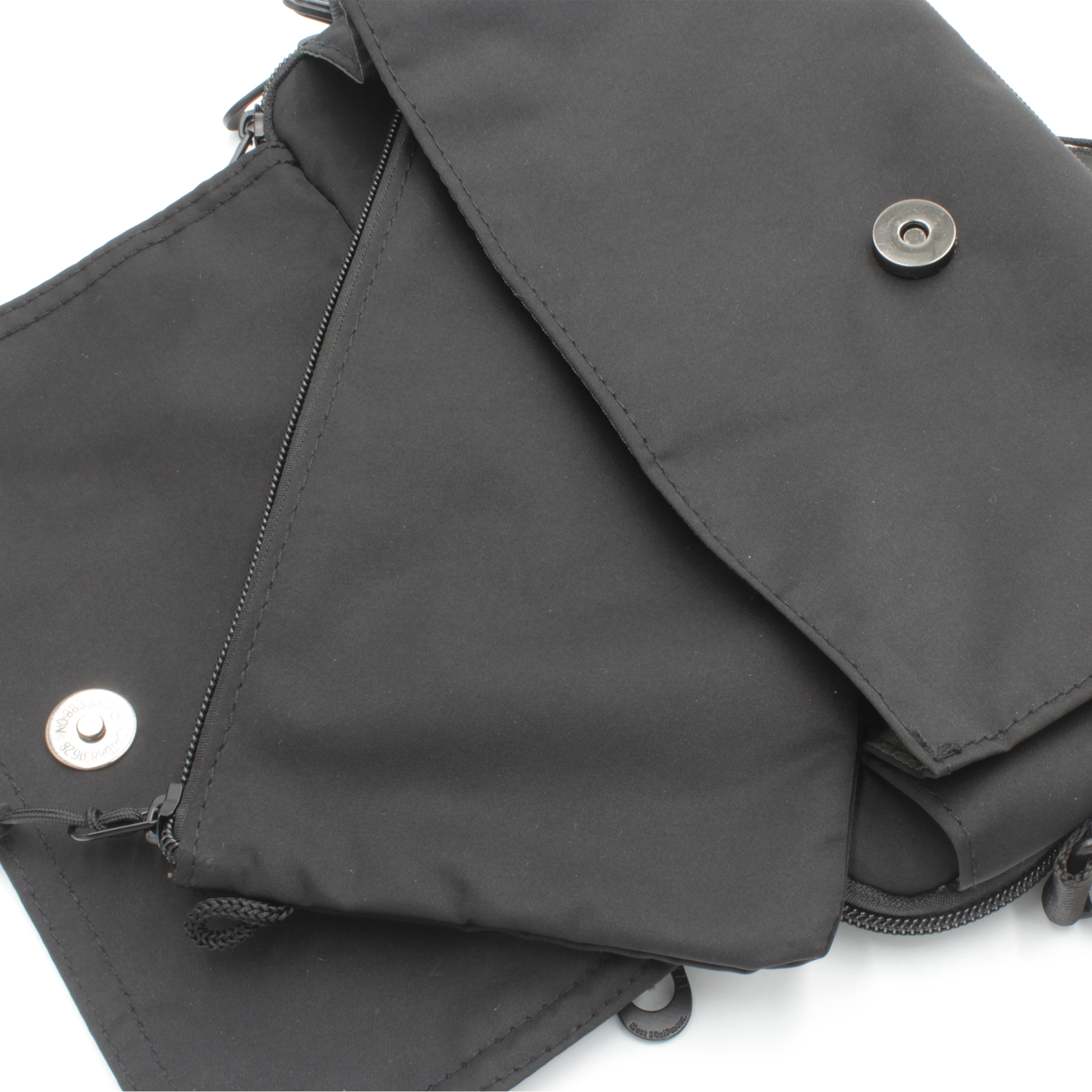 正面ポケットには着脱式のミニポーチが付属、ショルダーベルトも付けられる仕様です