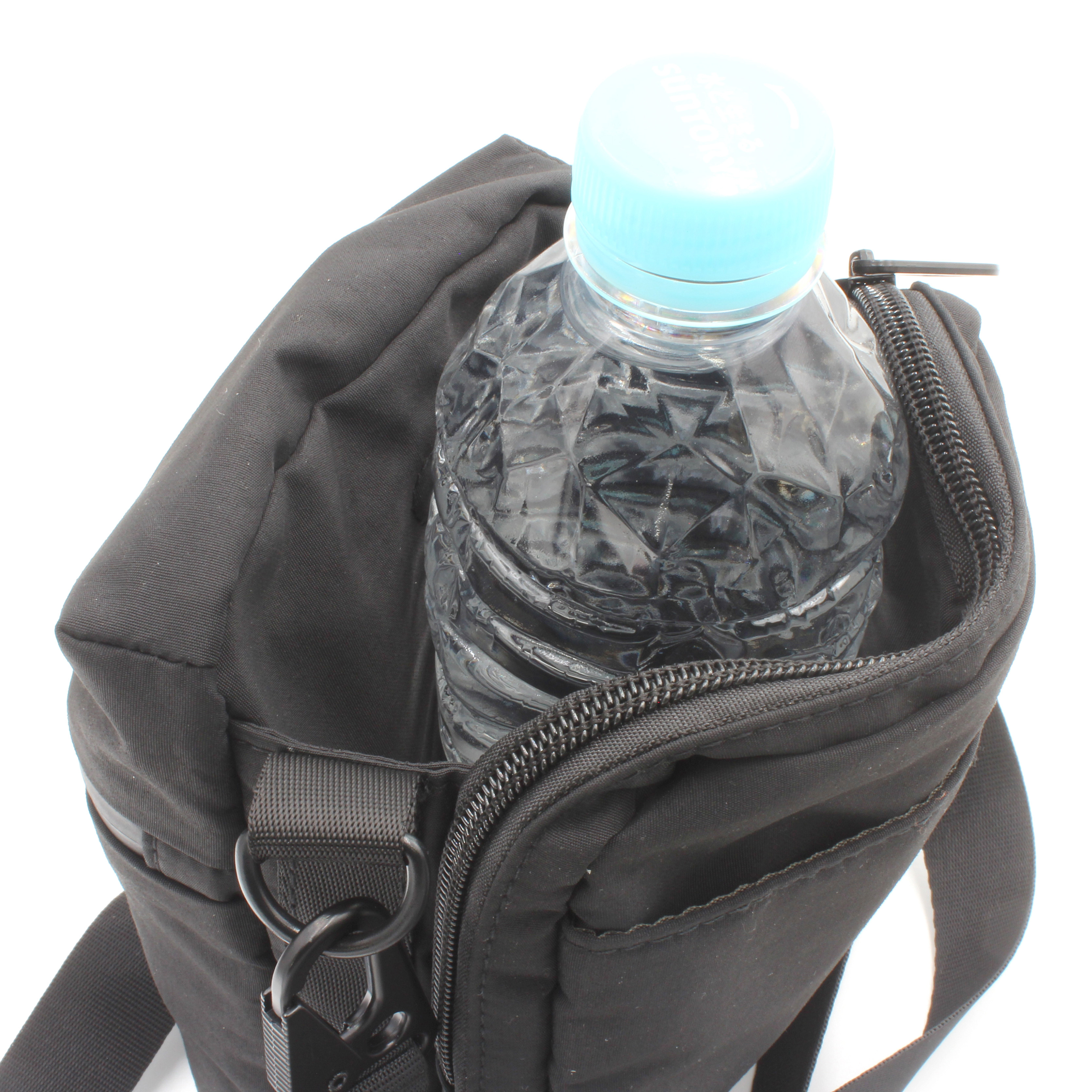 隠しマグネットで開閉する中央ポケットはペットボトルを収める事が出来ます。