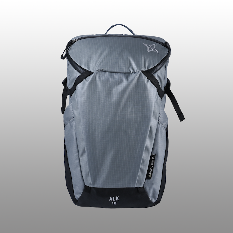 ALK16はシンプルなつくりが特徴のデイパックです。ハイキングに必要な機能をコンパクトにまとめました