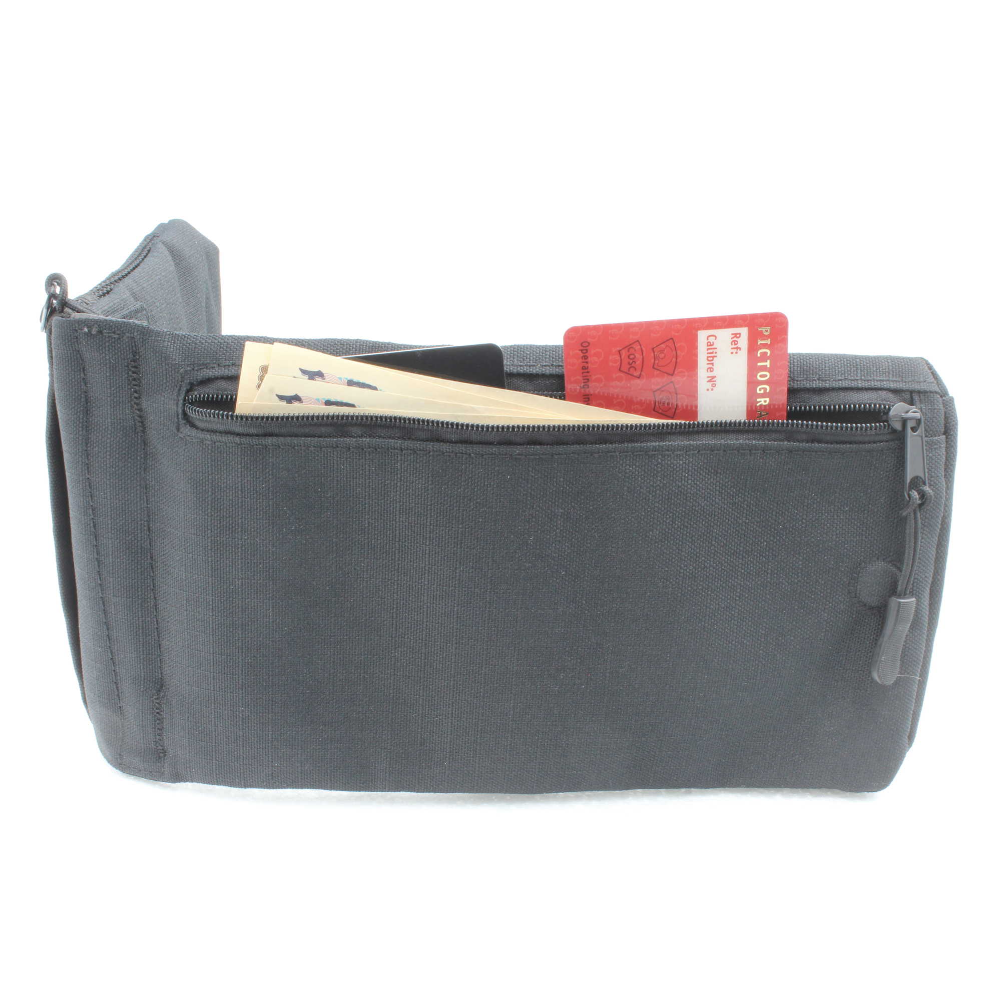 お札とカードを収納出来る財布機能を完備