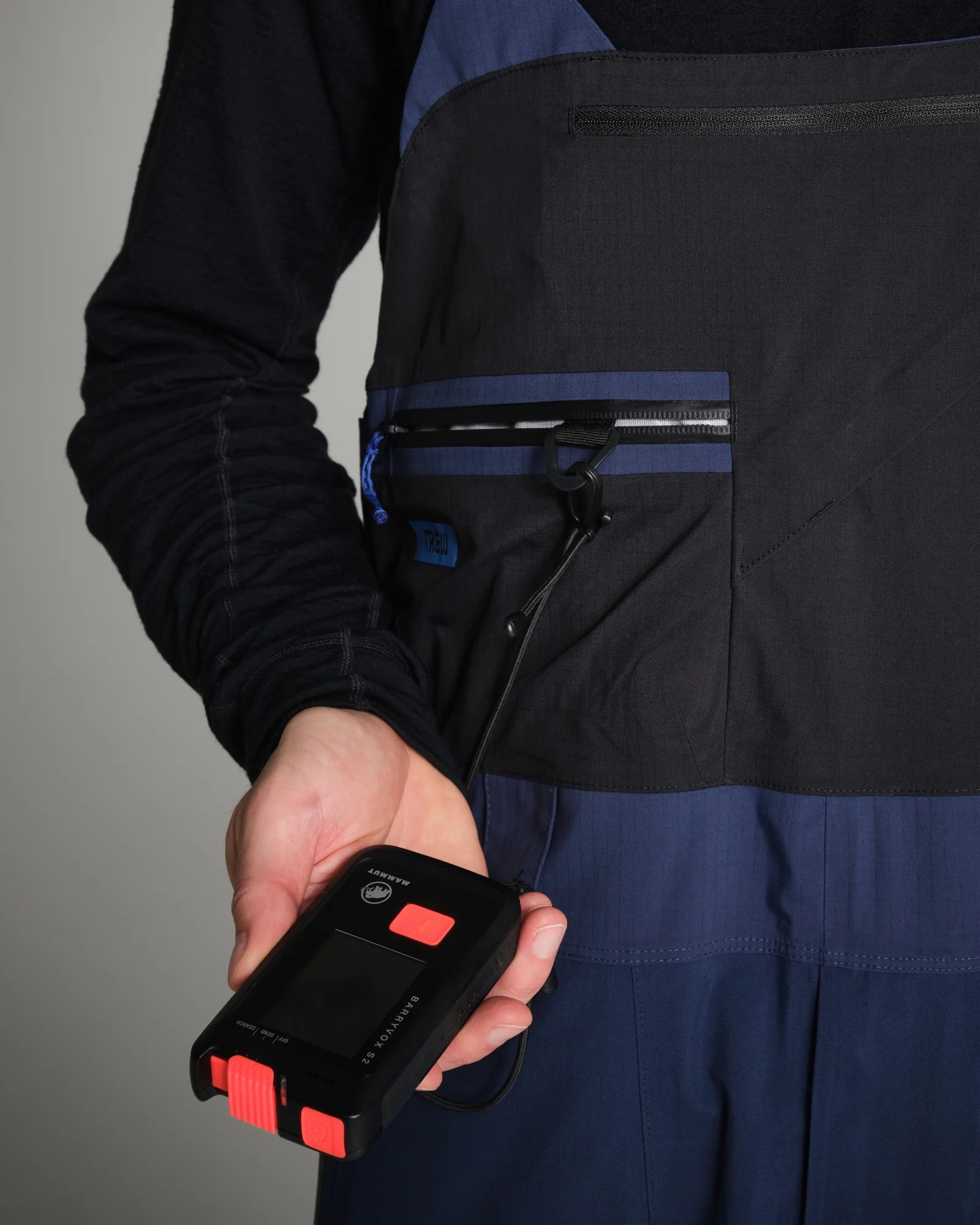 ビーコン専用ポケット： 胸部右側に20mmのDリング付き