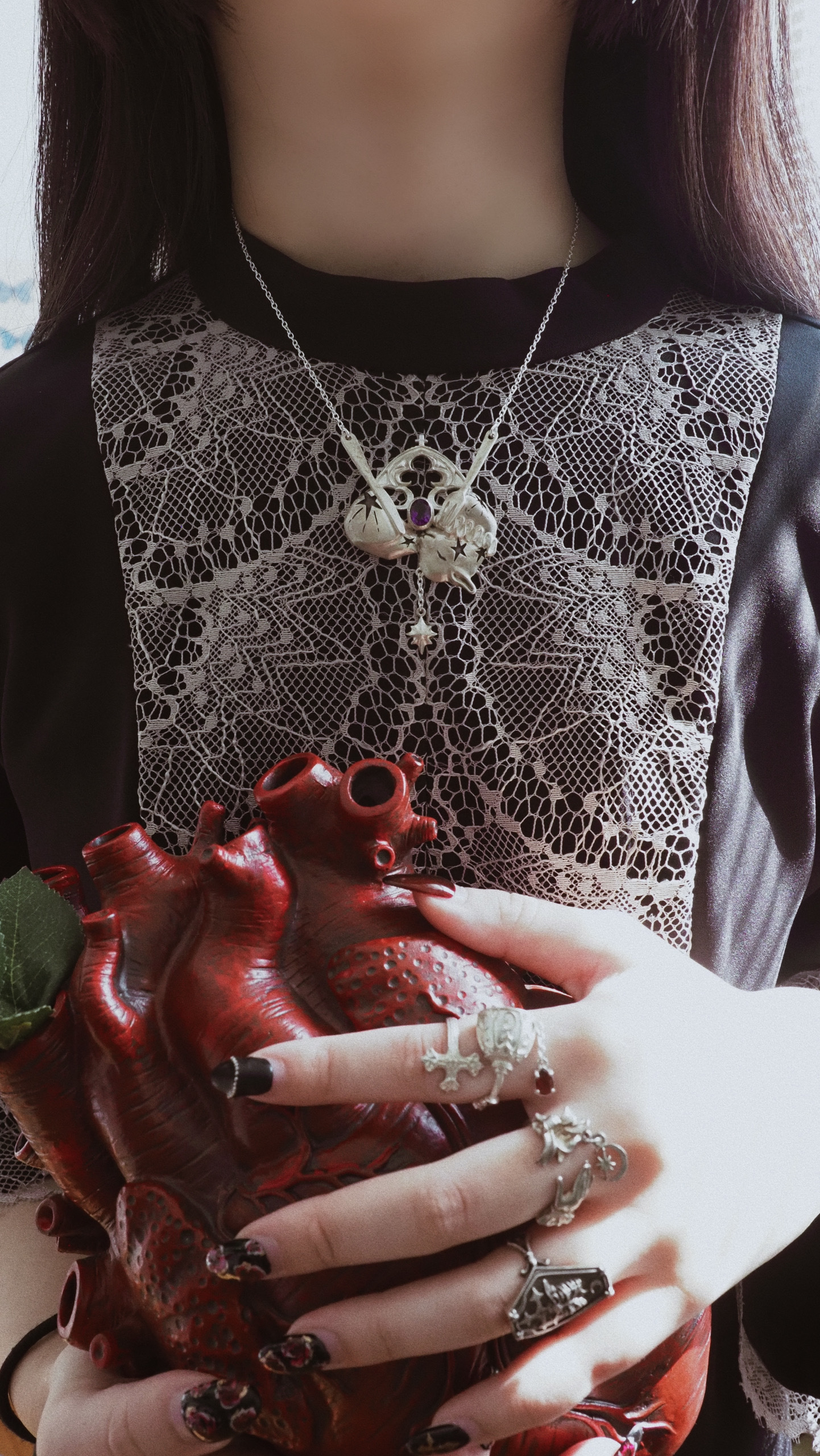 アンティークなレースを思わせるワンピースと