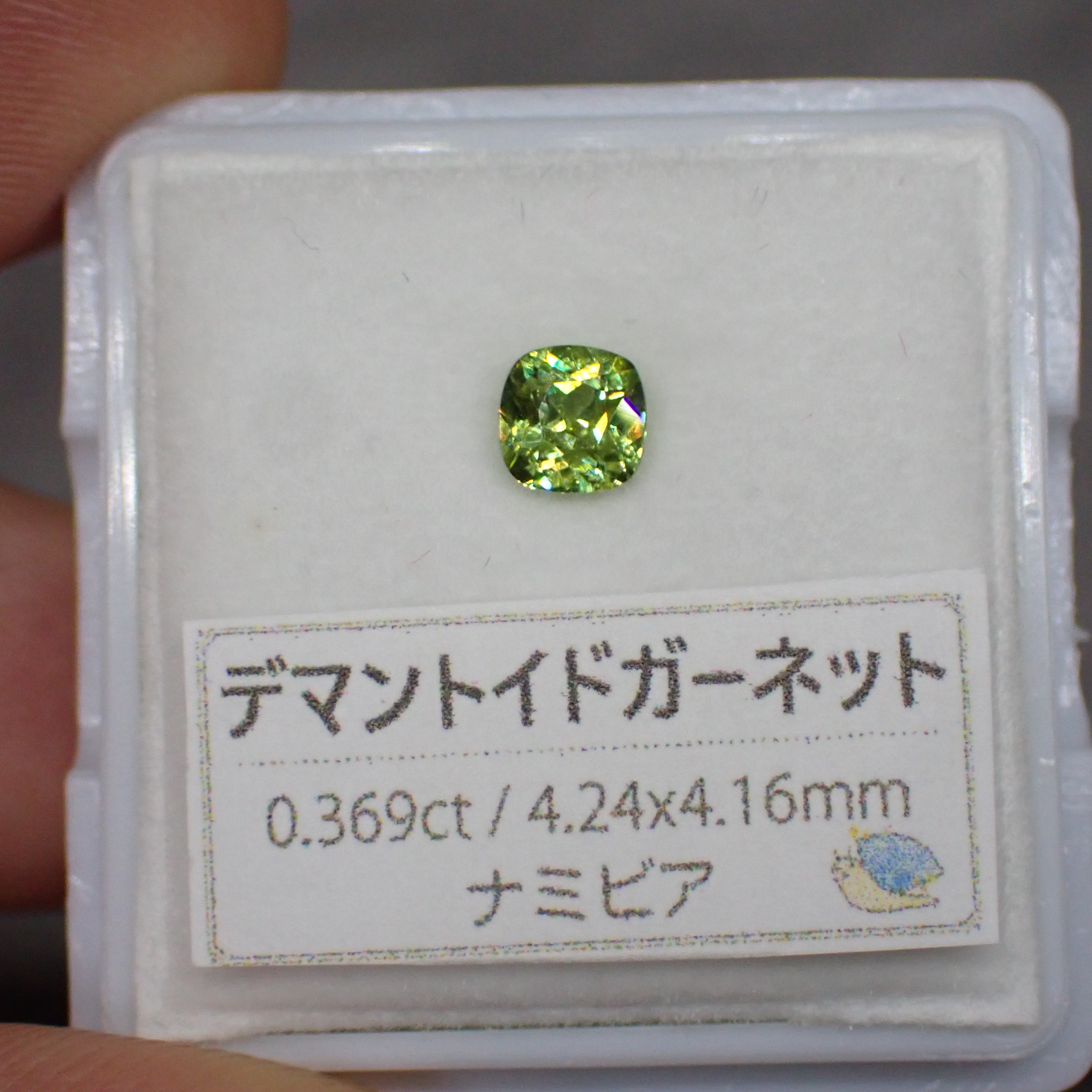 イエローとブルーを感じるネオン感のあるグリーン ファイアもしっかり