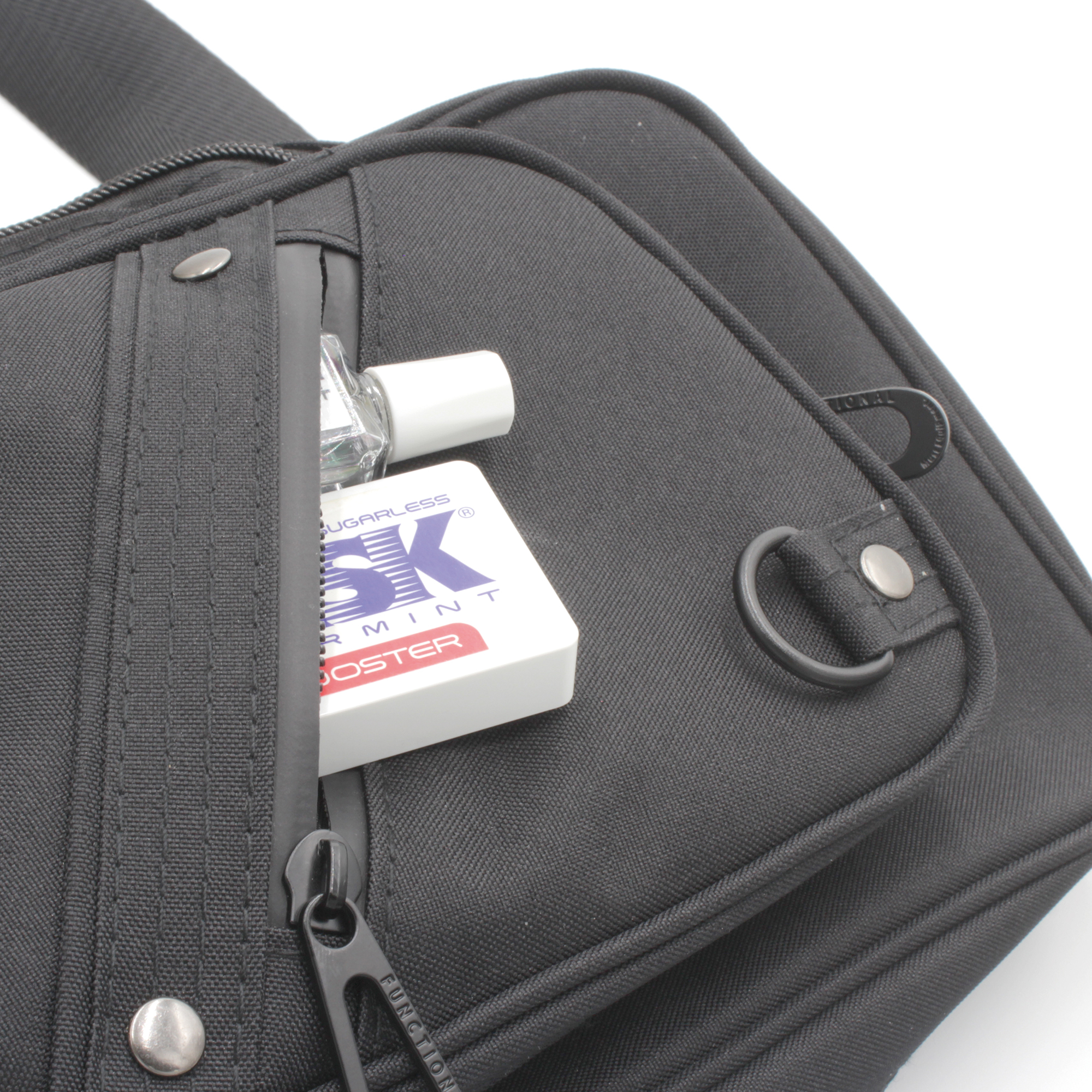 正面ポケットには小物や薬などを入れるのに最適