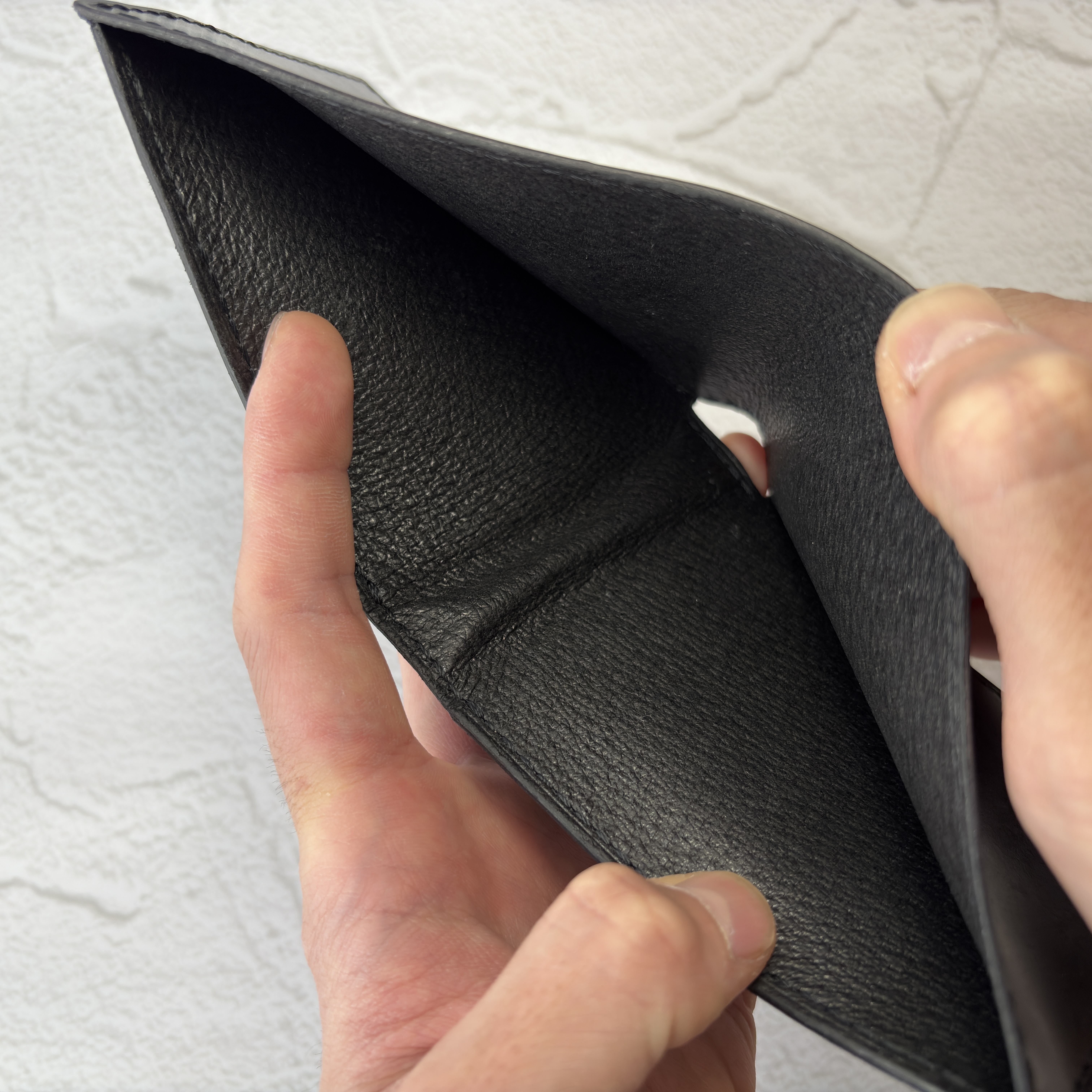 札入れ部分には、豚モミソフトを使用。横幅のある1万円札もスムーズに取り出せます。