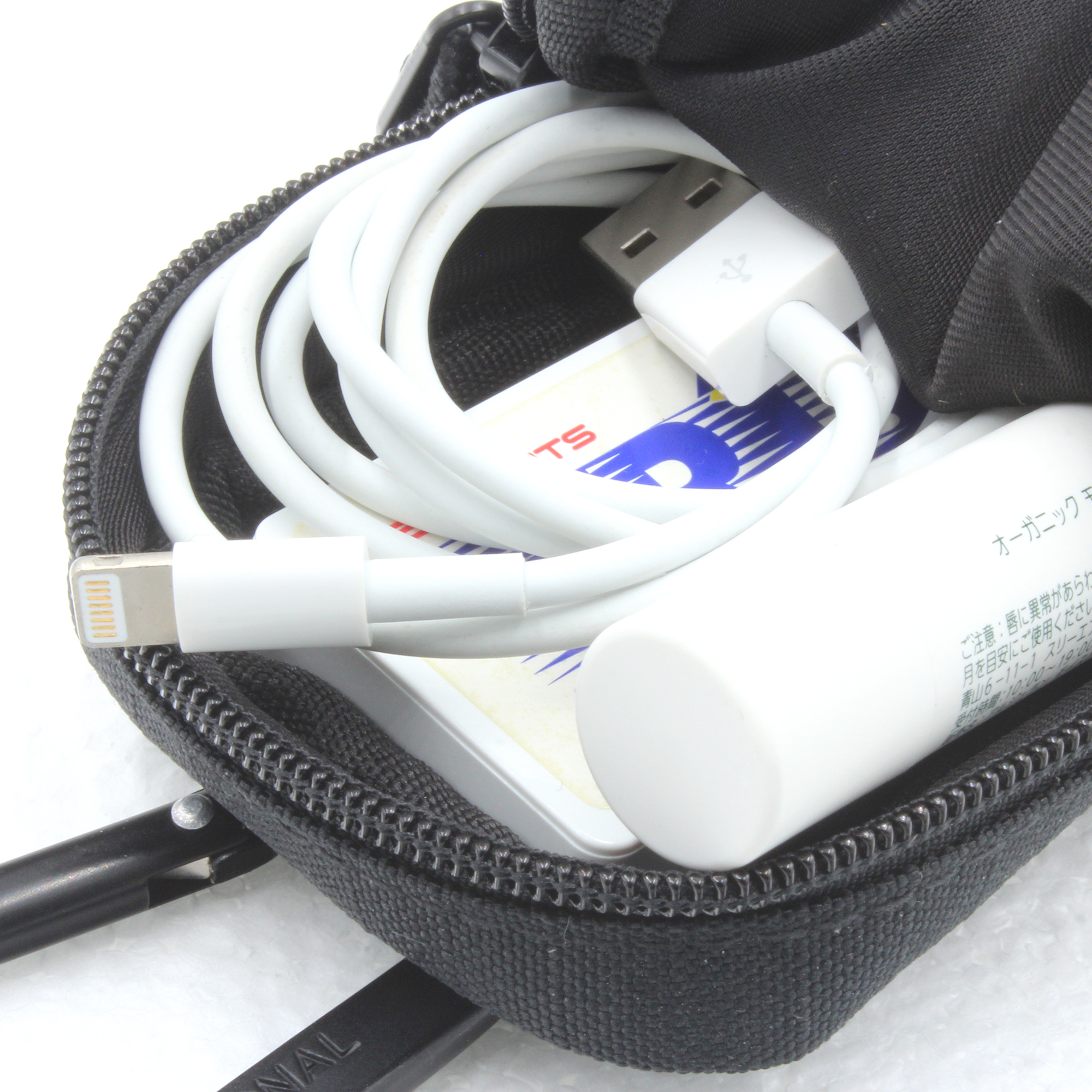 メインポケットはコードやリップクリームを収納出来る深さと容量。