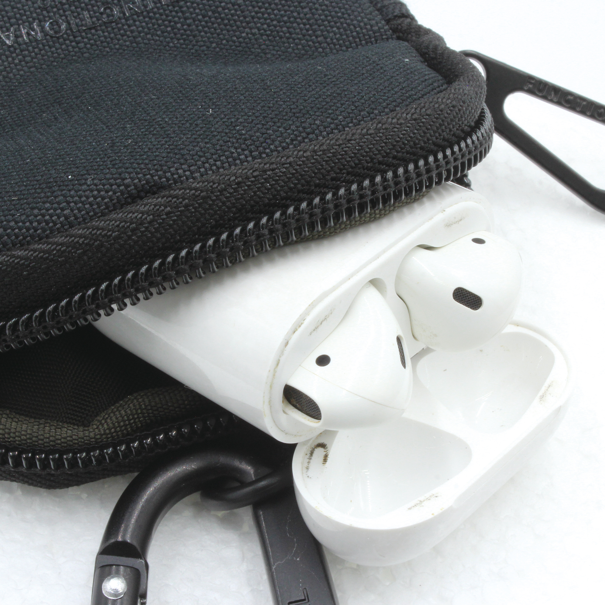 全体にクッション材が入れてあるので、AIRPODSなどの機器も安心して持ち運べます