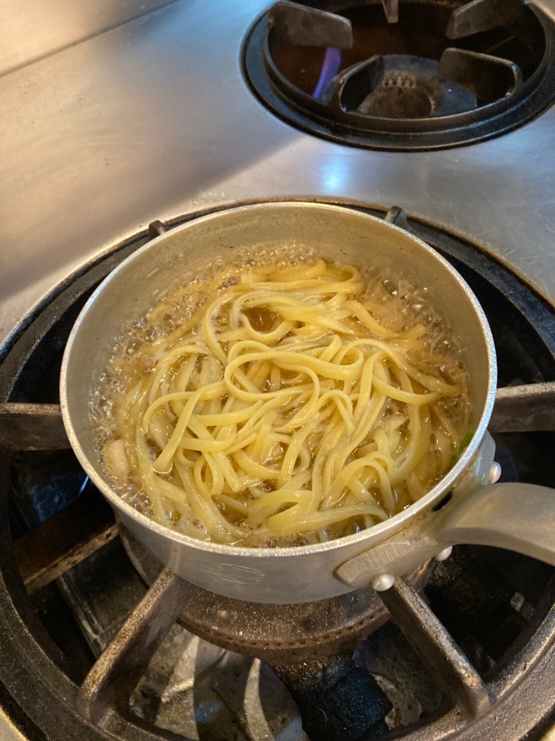 ③温めたスープによく水を切ったパスタを入れ、30秒ほど煮込みます。