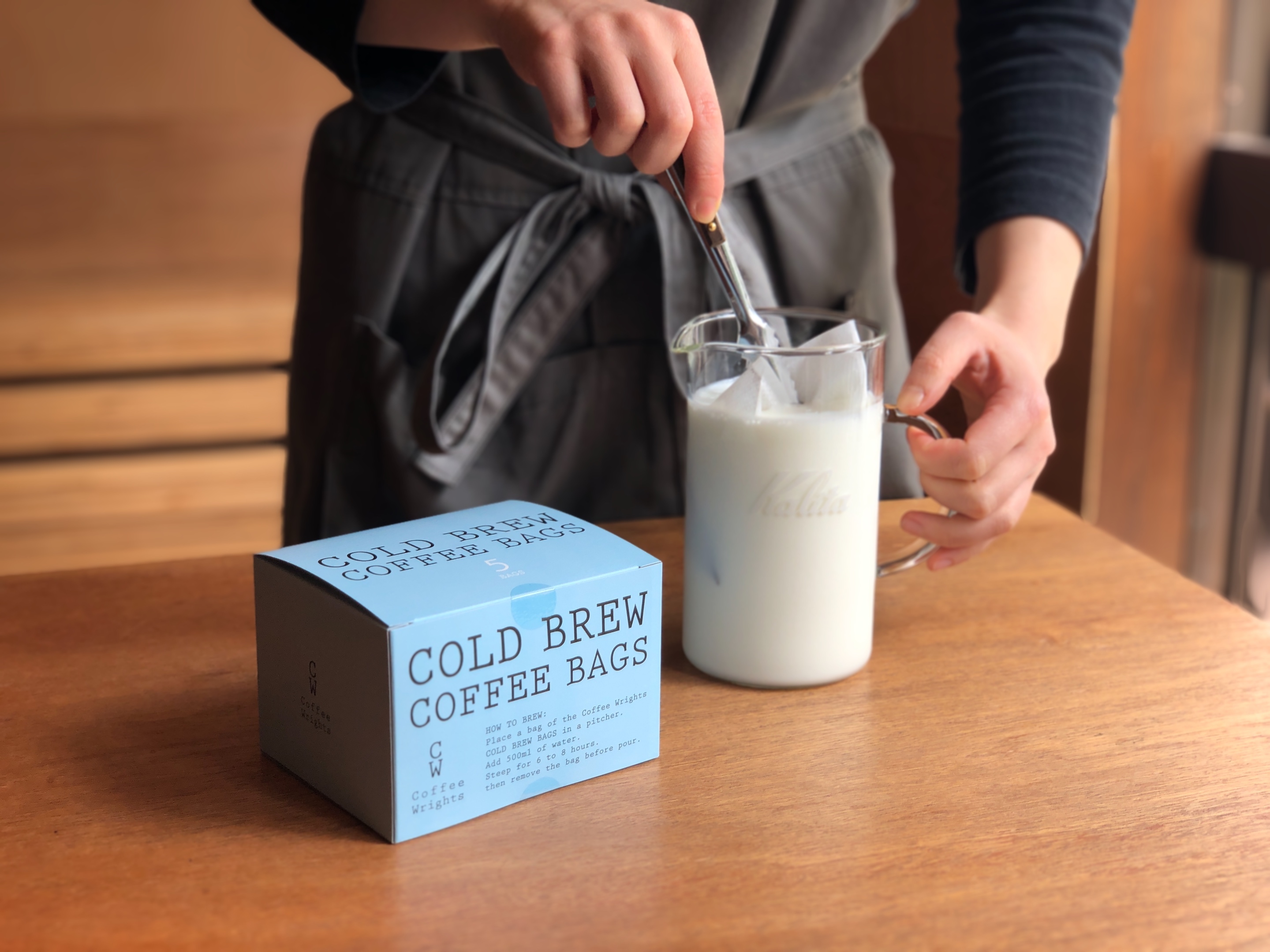 バッグの中のコーヒー粉がミルクに浸るよう押し混ぜる。