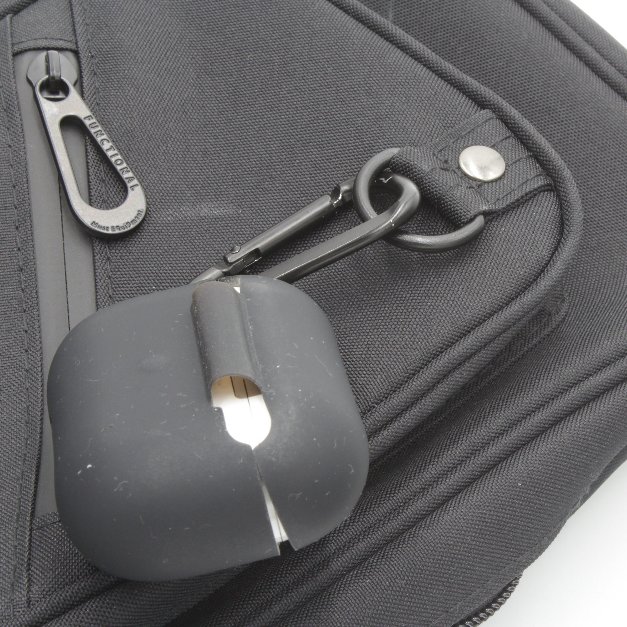 正面のＤカンにはAIRPODSなどを吊り下げるのに便利です