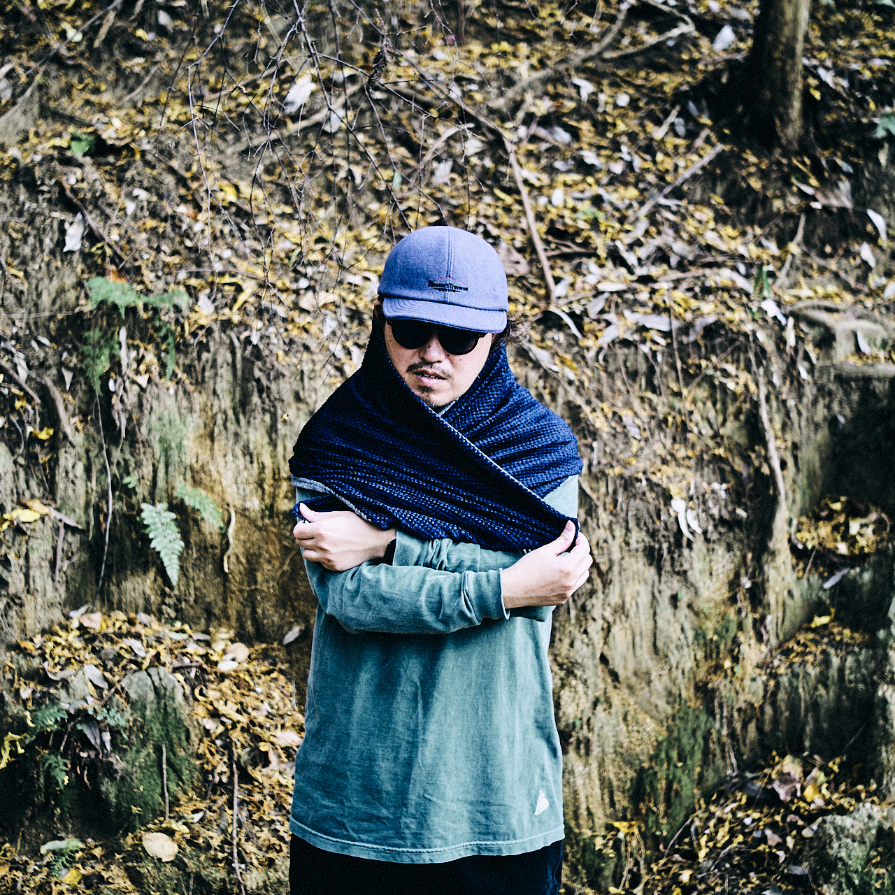 前でクロスさせて