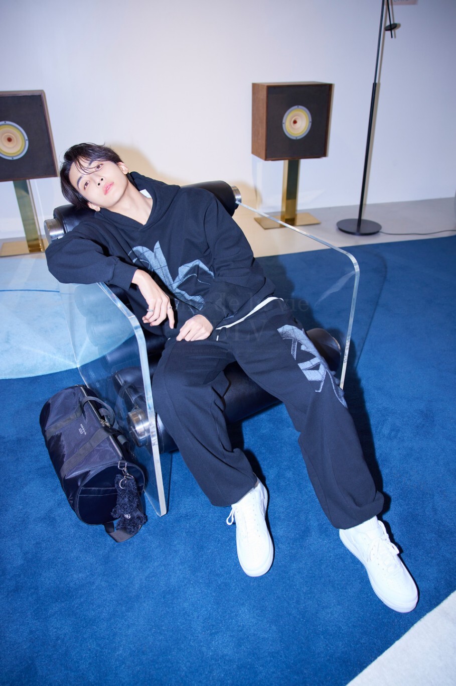 【SEVENTEENジョンハンモデル】ADLV グレー ボディバッグ 韓国ファッションブランドacmé de la vieが、SEVENTEENの