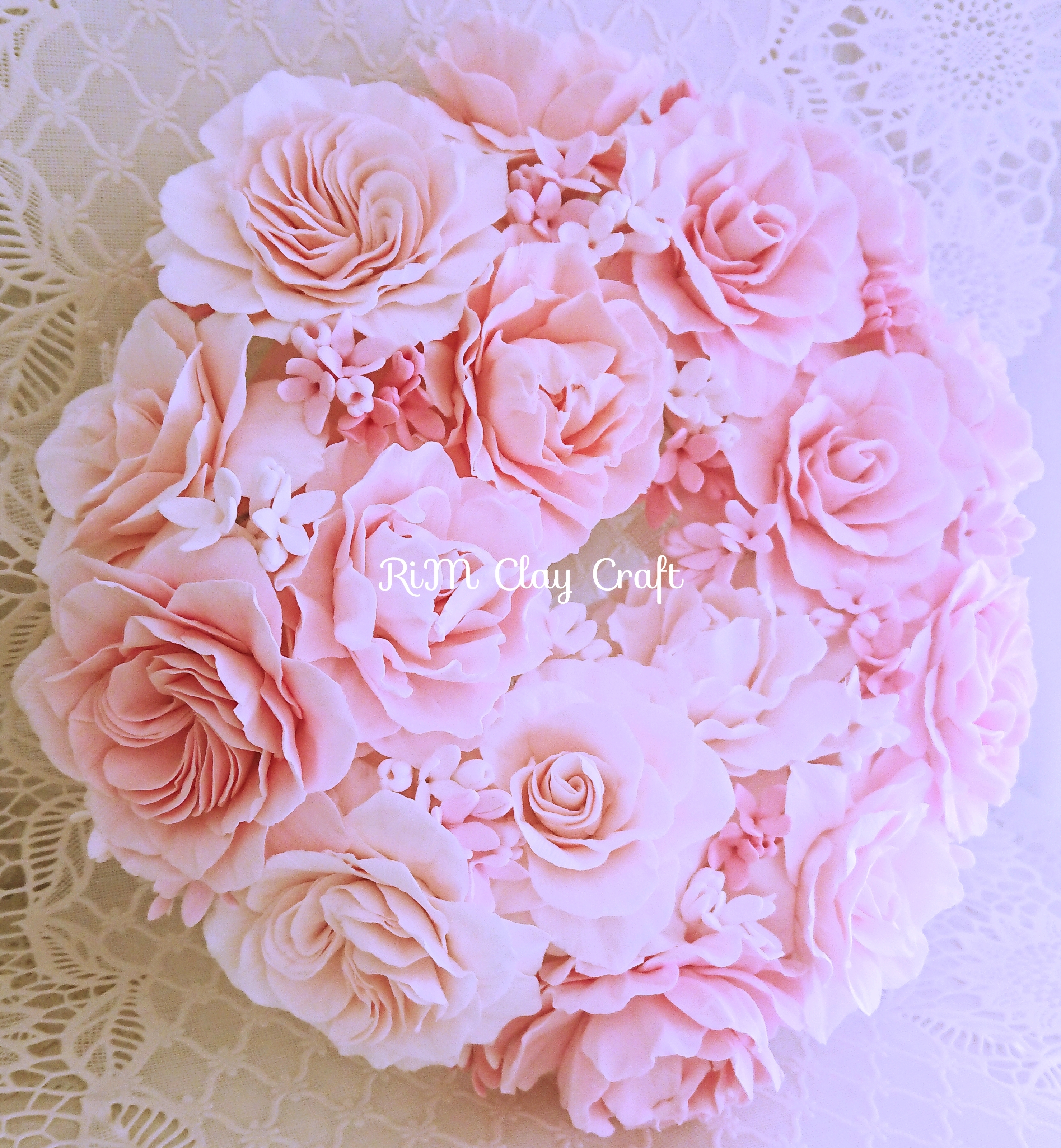 間には繊細なライラックの花を