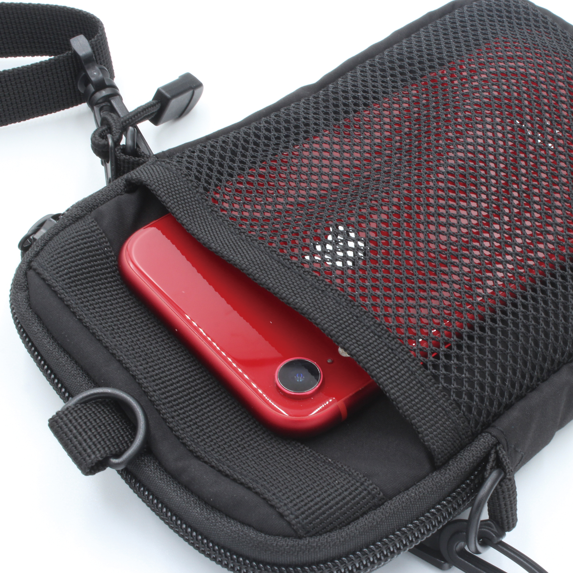 背面メッシュポケットはスマホが収まるサイズ感