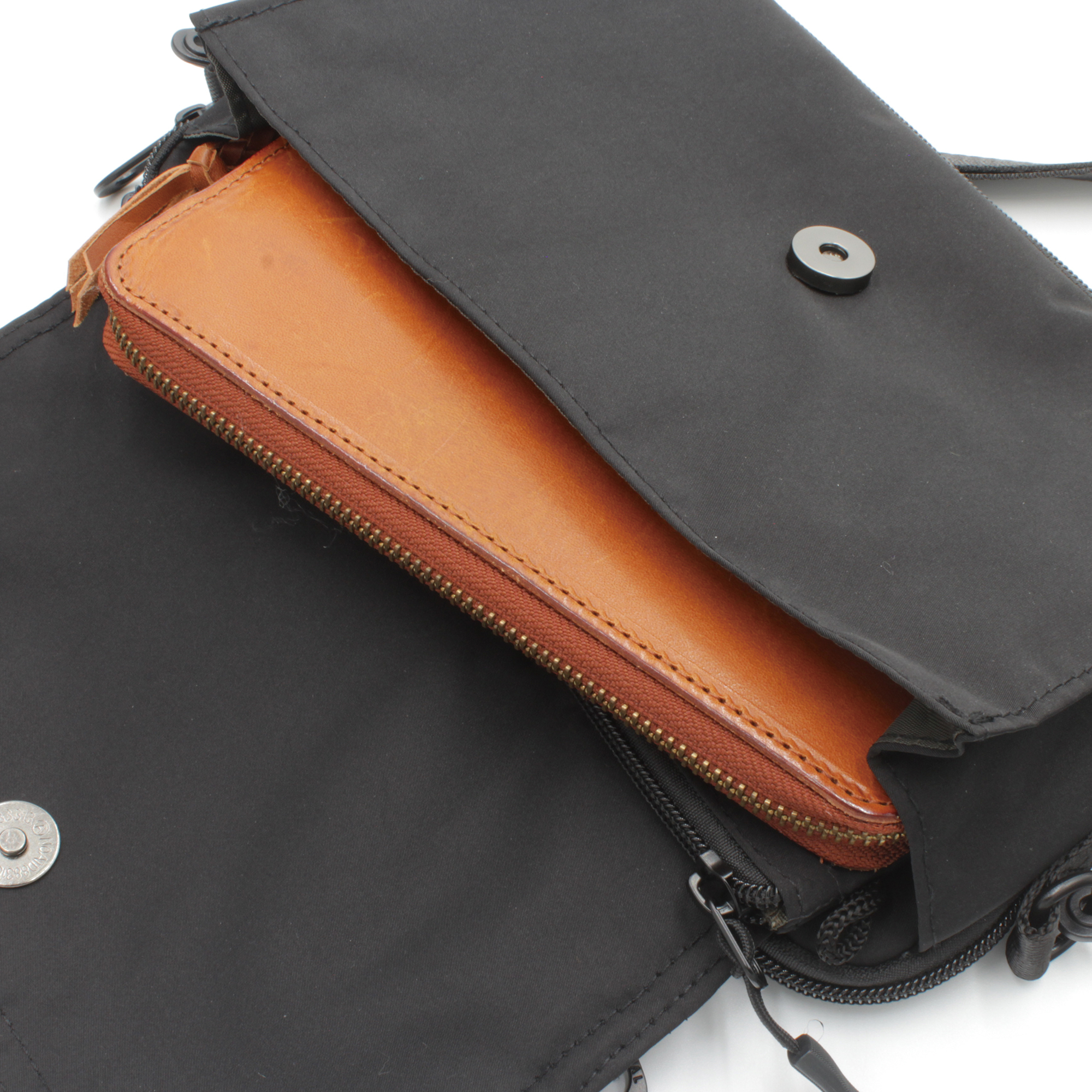 正面ポケットはマチ付きなので厚みのある長財布も収納可能