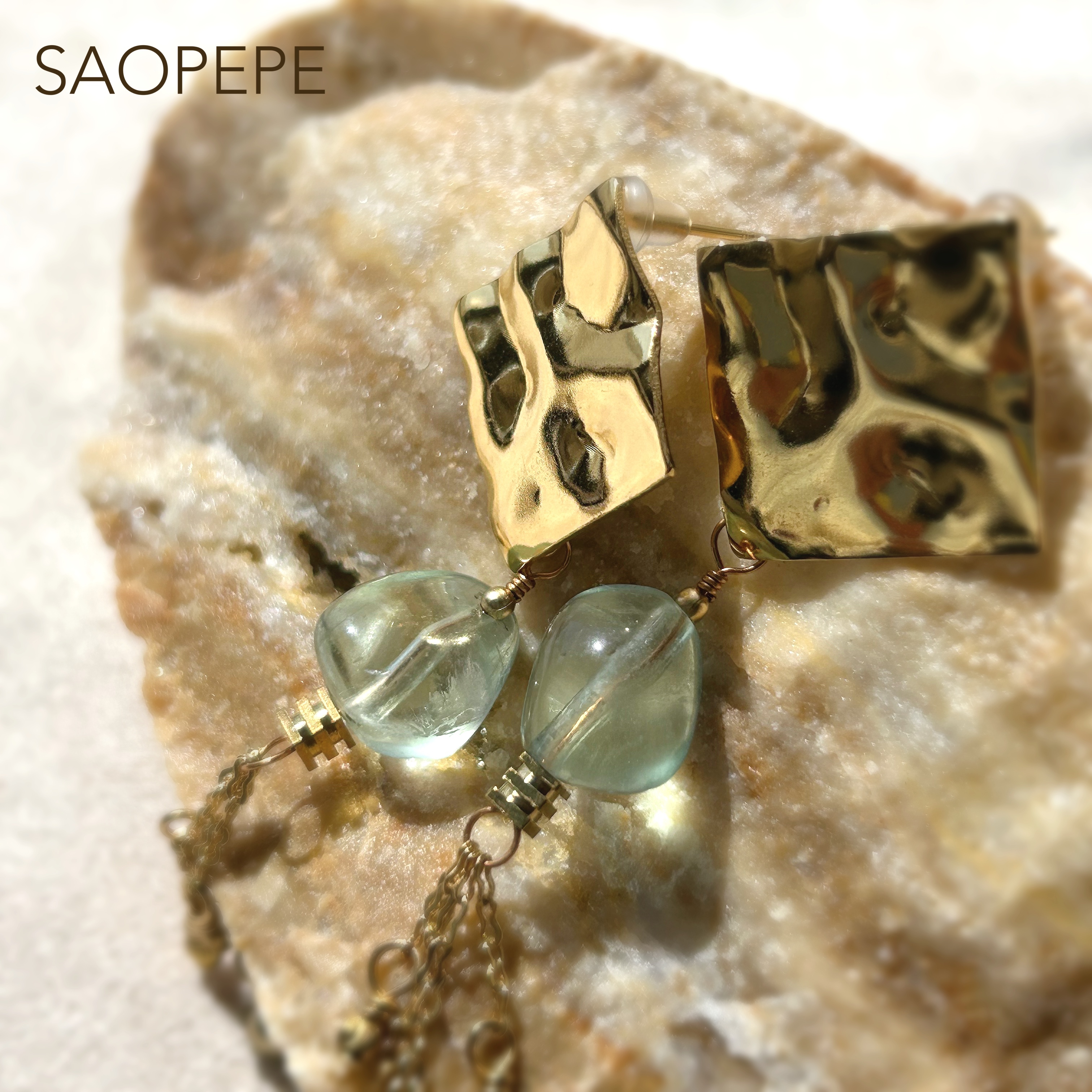 川の流れを意味する「フローライト」