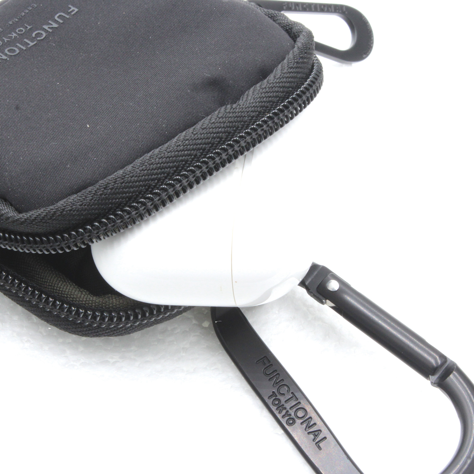 全体にクッション材が入れてあるので、AIRPODSなどの機器も安心して持ち運べます