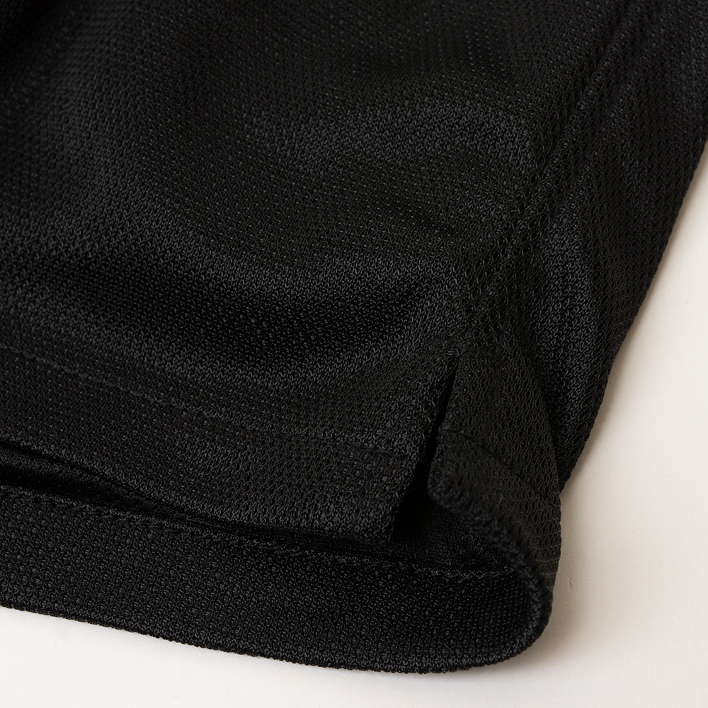 伸縮性に優れたストレッチメッシュ素材を採用。