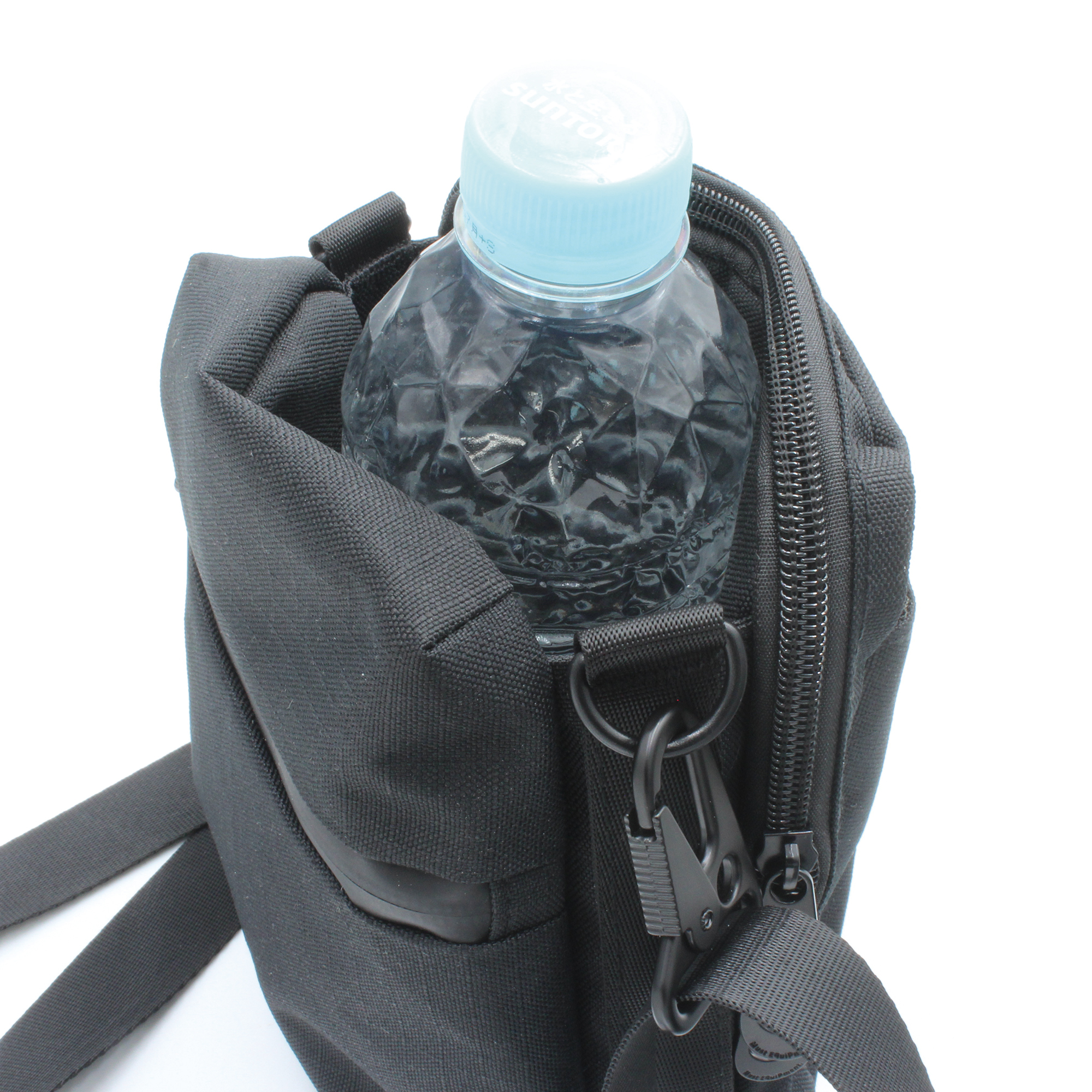隠しマグネットで開閉する中央ポケットはペットボトルを収める事が出来ます。