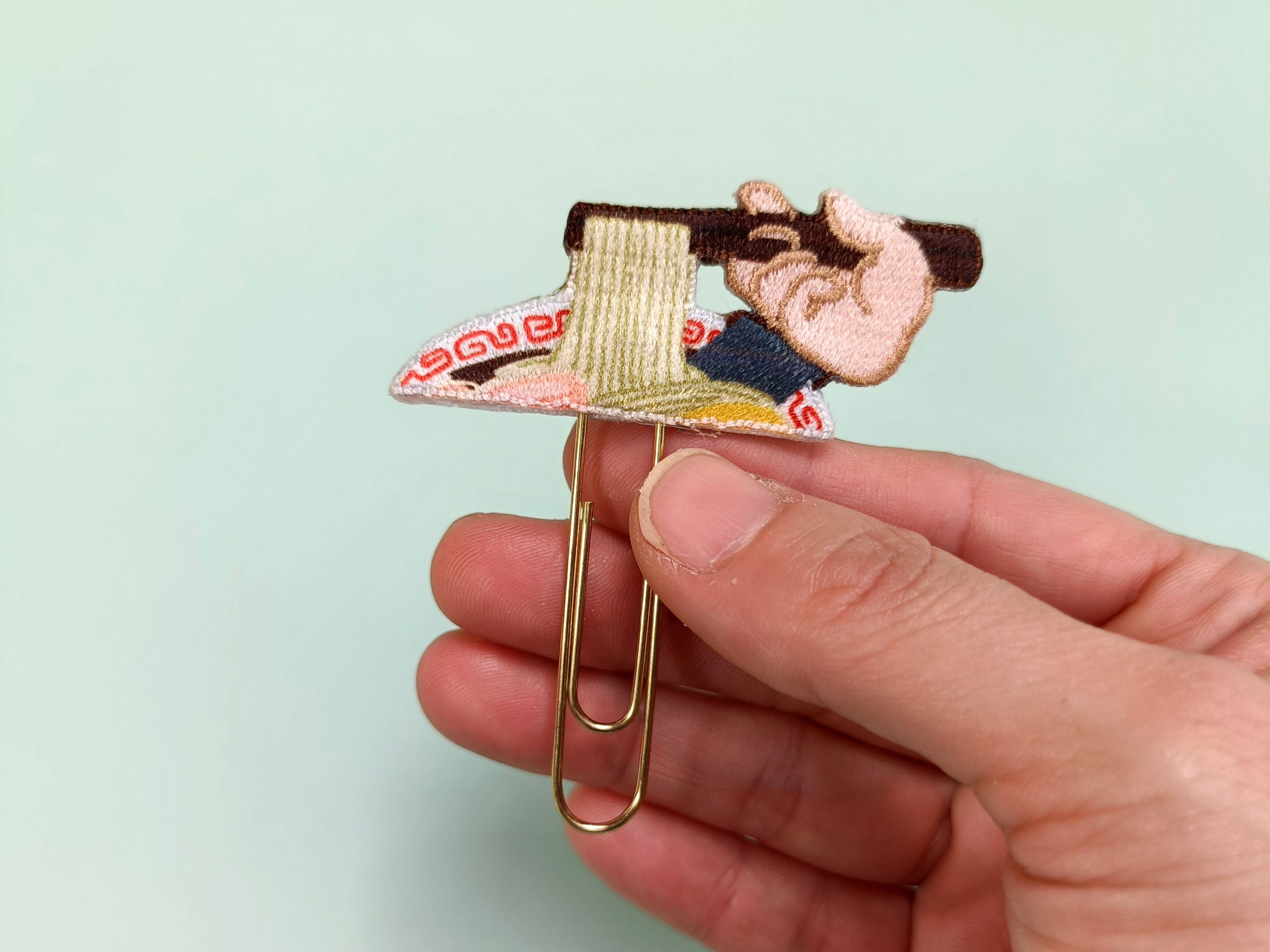しっかりとした大き目のクリップで、紙にしっかりとはさまります。
