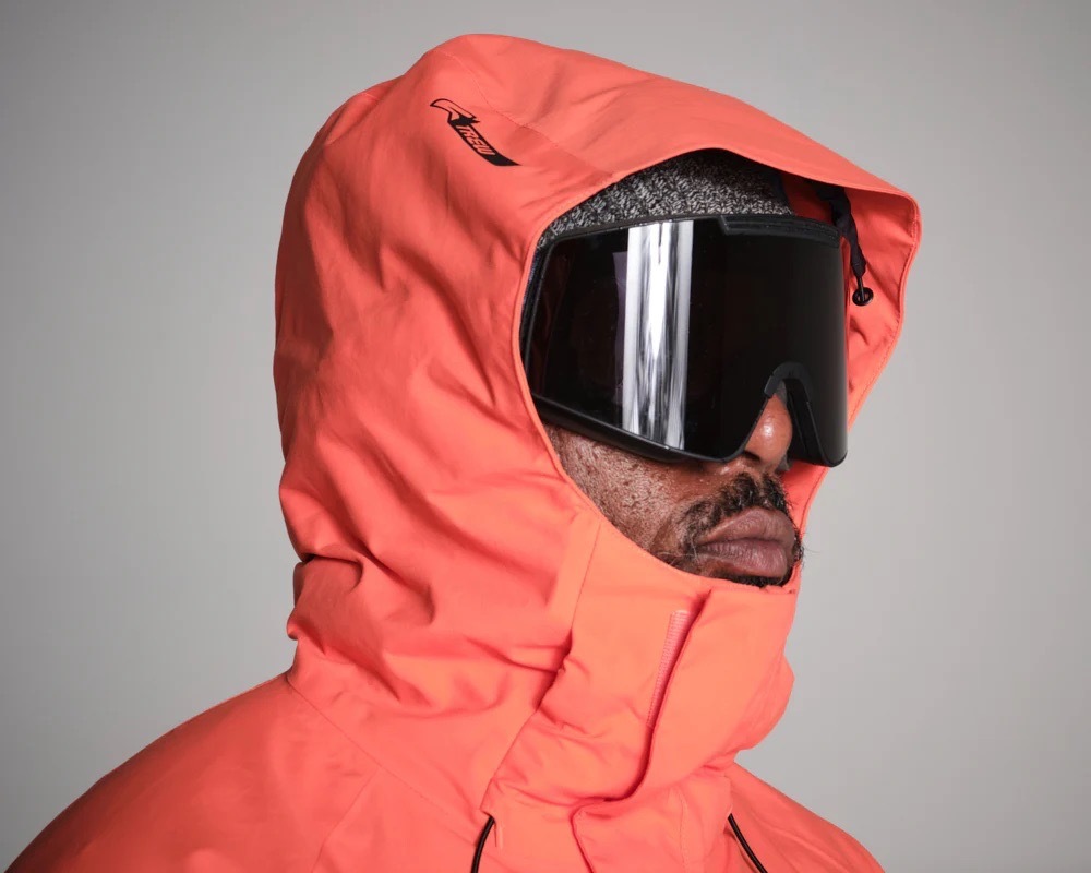 ヘルメット対応 + 3点調節可能なフード