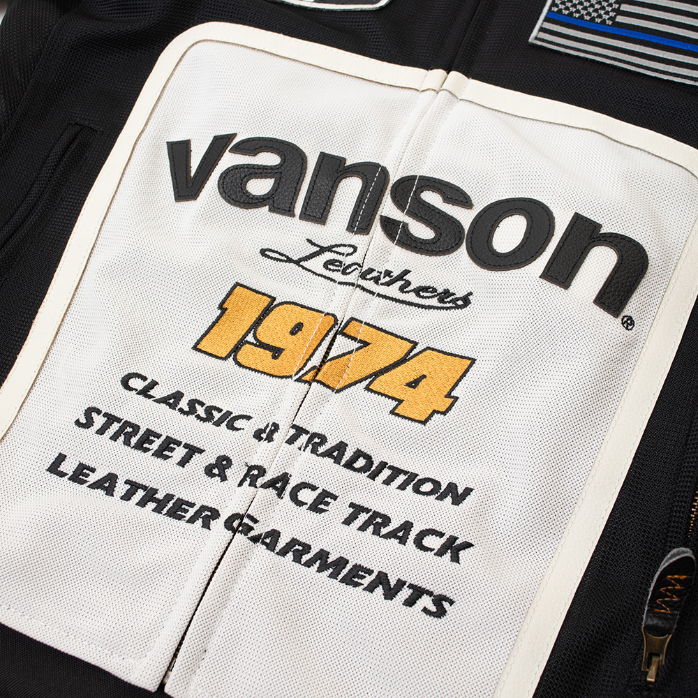 vansonロゴは本革切り文字。