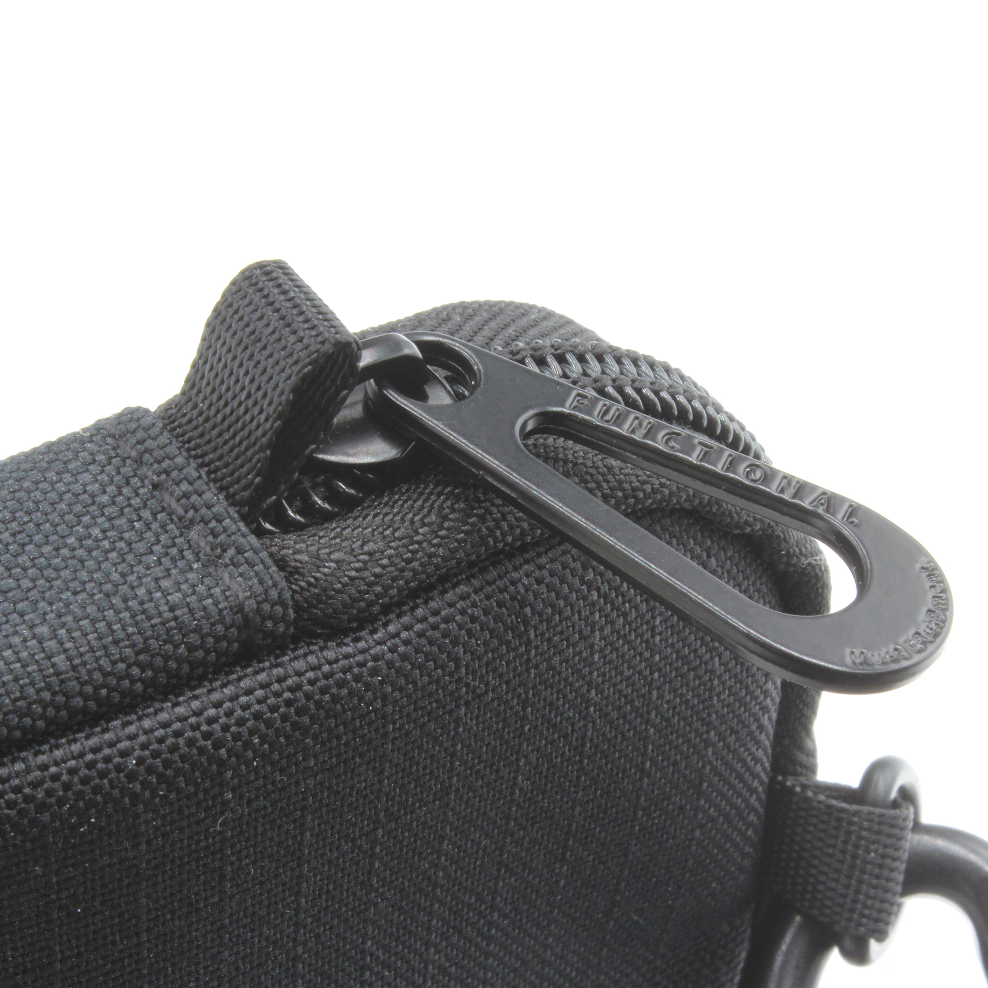 側面にループが付いているので、カラビナの取り付け位置も変更可能。