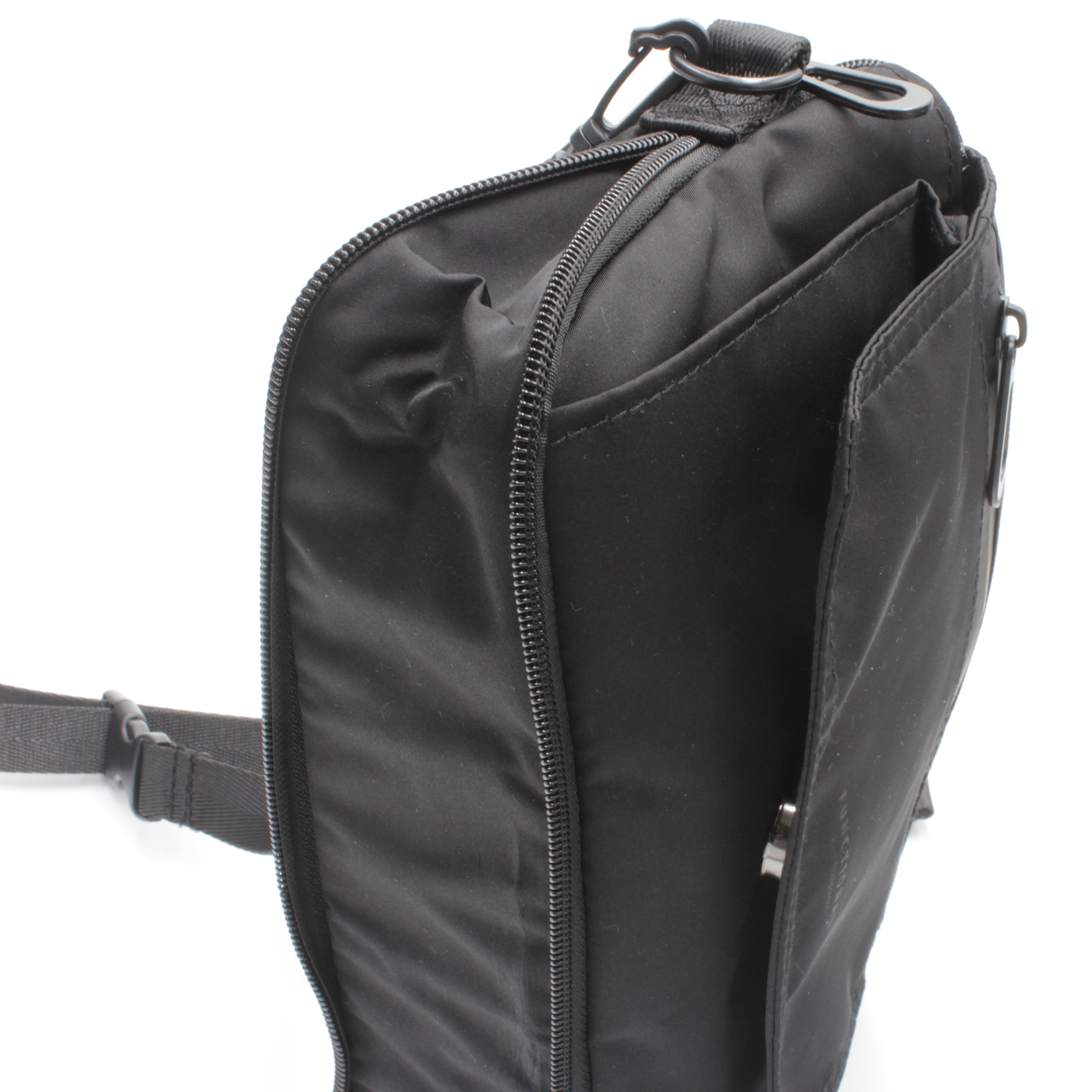 底部のファスナーを開く事でマチを広げる事が可能