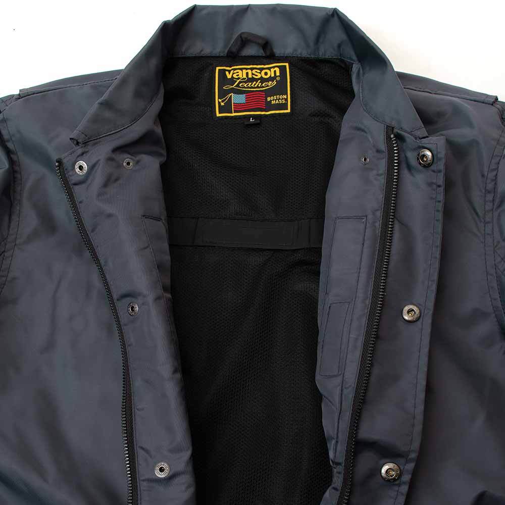 フロントはファスナー開閉にドットボタンを装備。