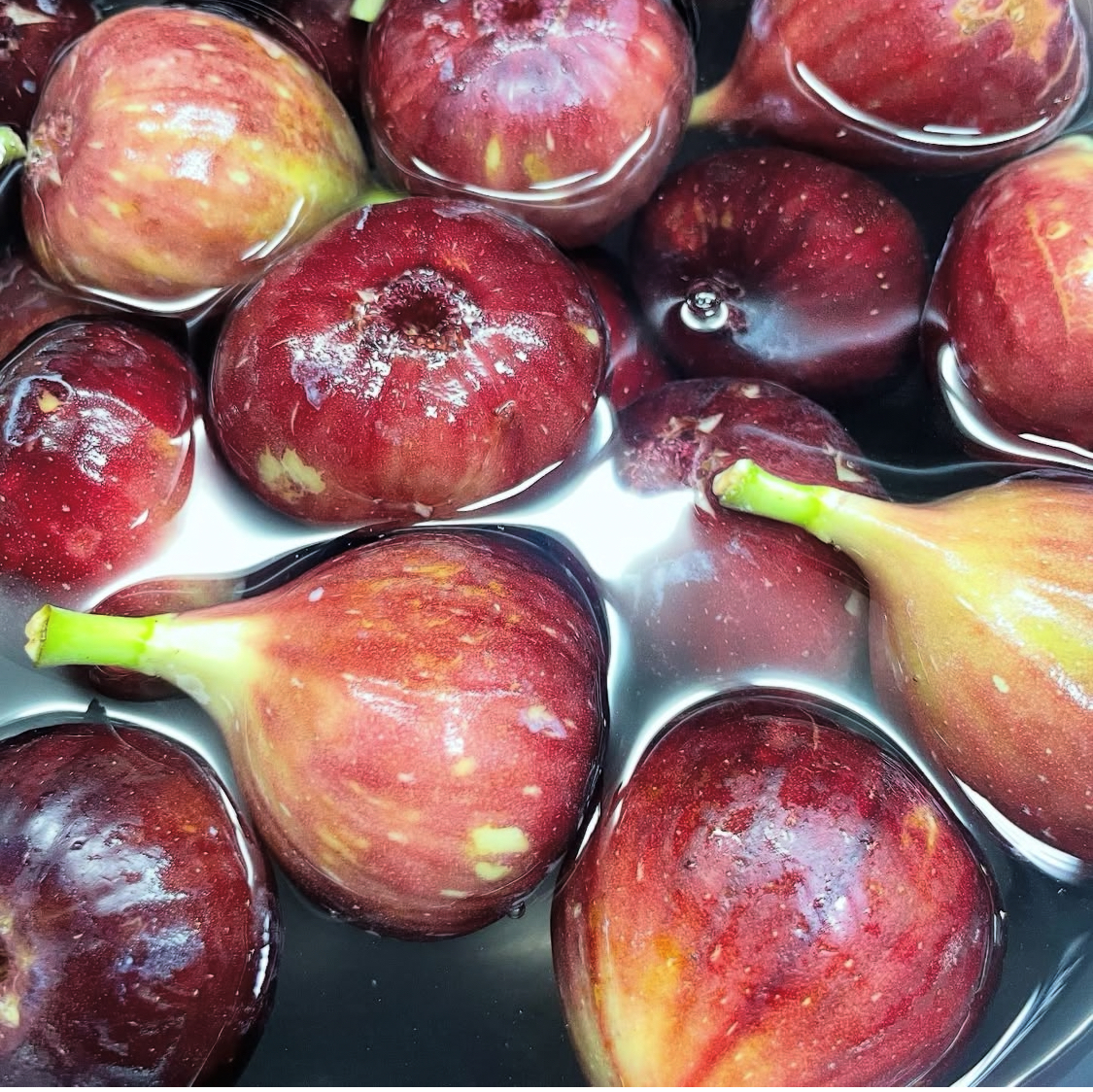 イチジク果肉をそのまま食べているようなシロップに。