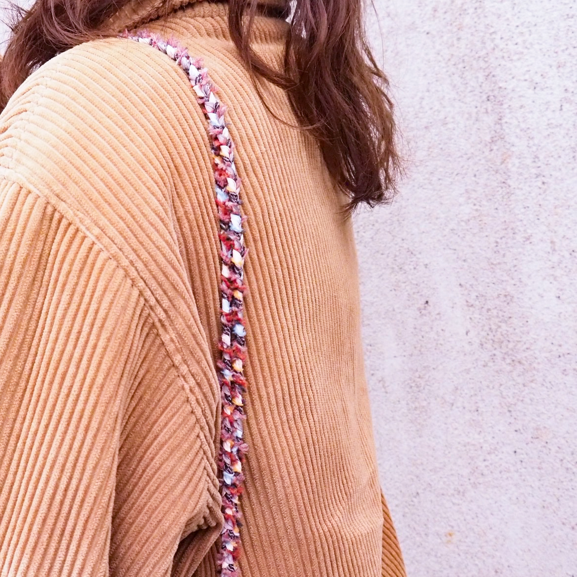 小ぶりな鞄と組み合わせて