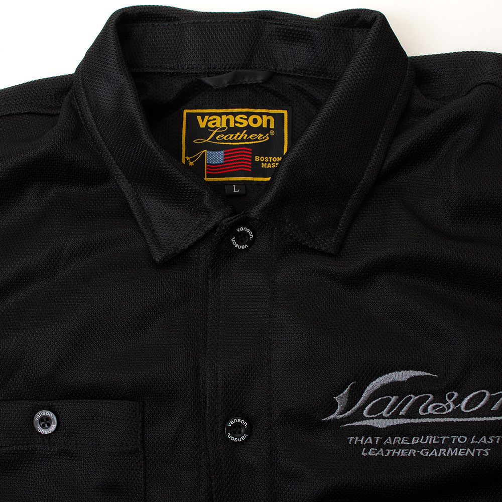 襟裏にバタつき防止用のスナップボタン装備。