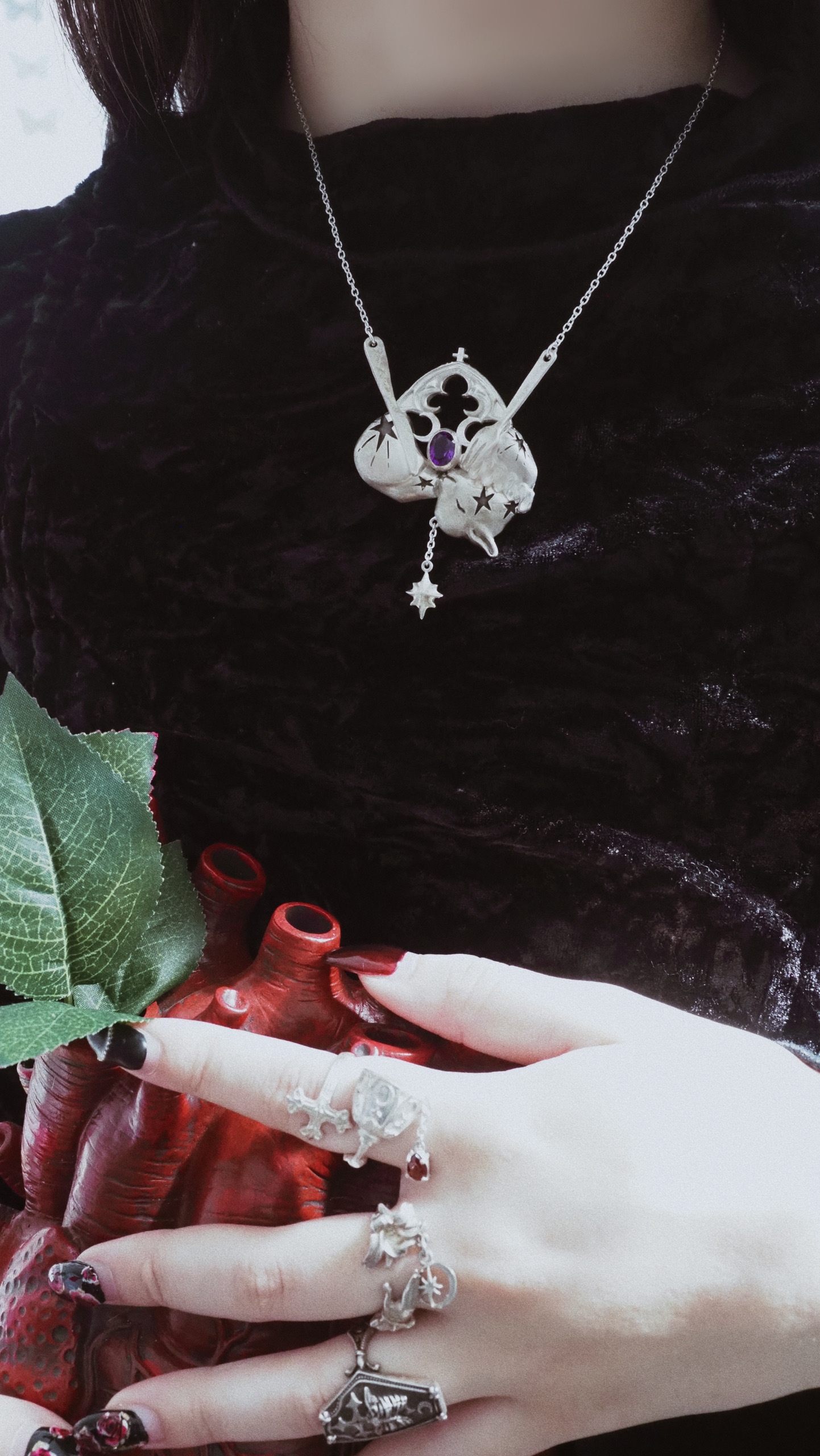 魔女のようなベロアのトップスと