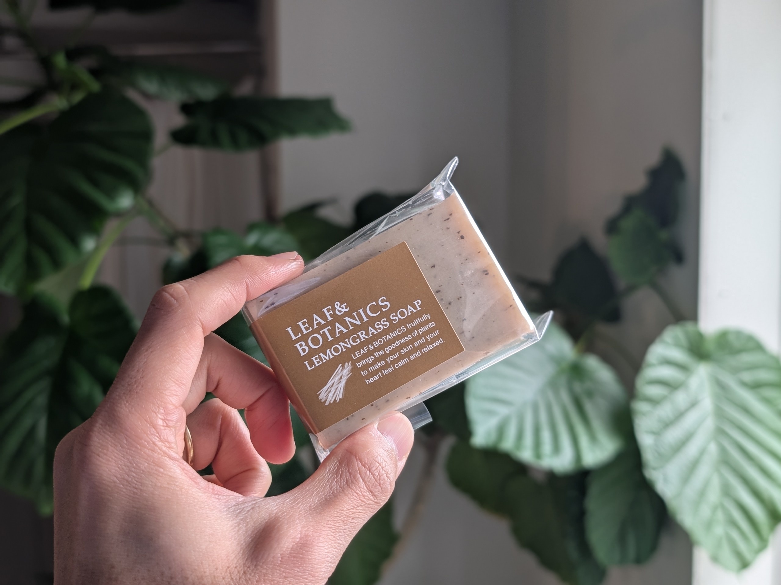 レモンに似たフレッシュな香り。肌を引き締め毛穴の汚れを吸着します。