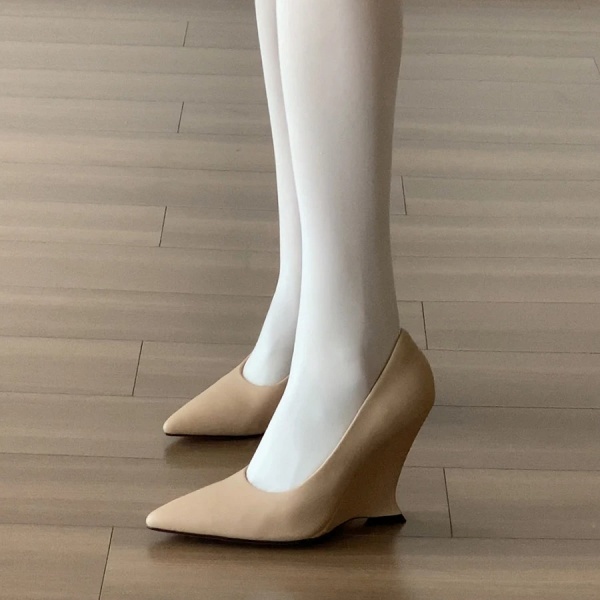 ベージュ