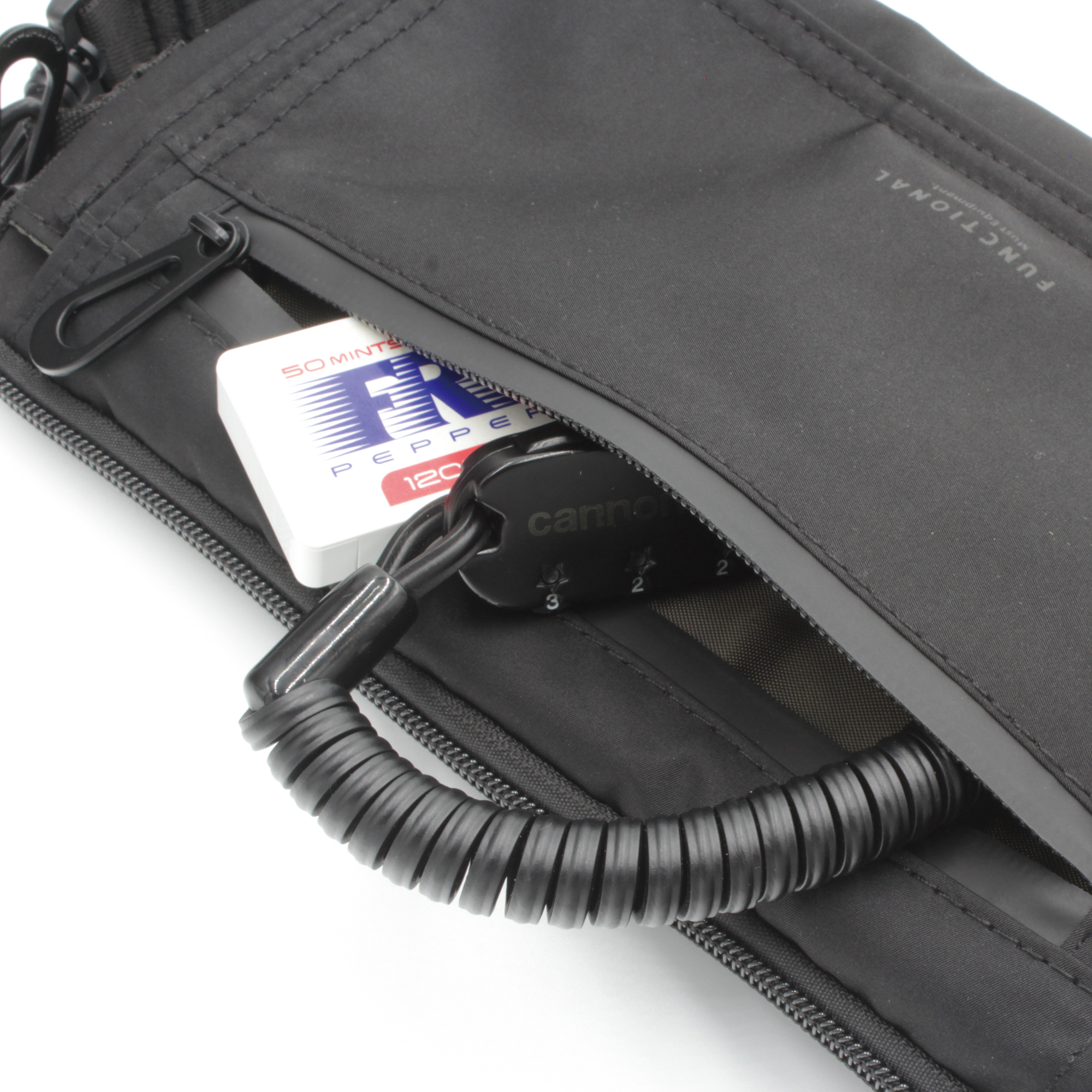 フラップ部に止水ファスナーを使用したポケット