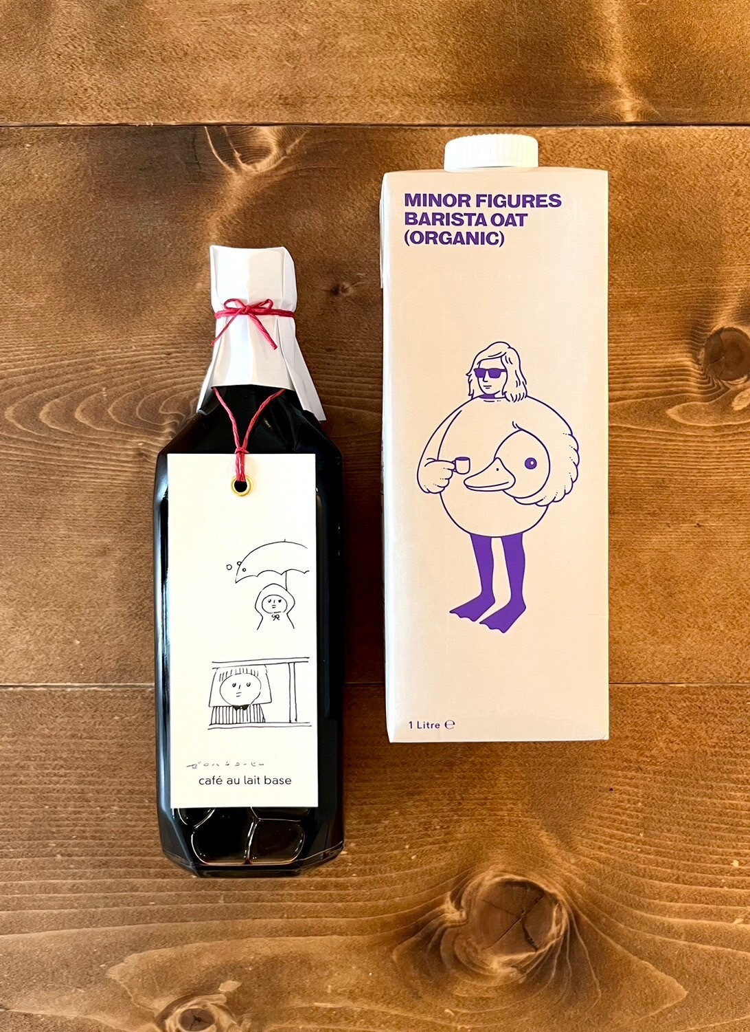 カフェオレベースとオーツミルクを用意します。