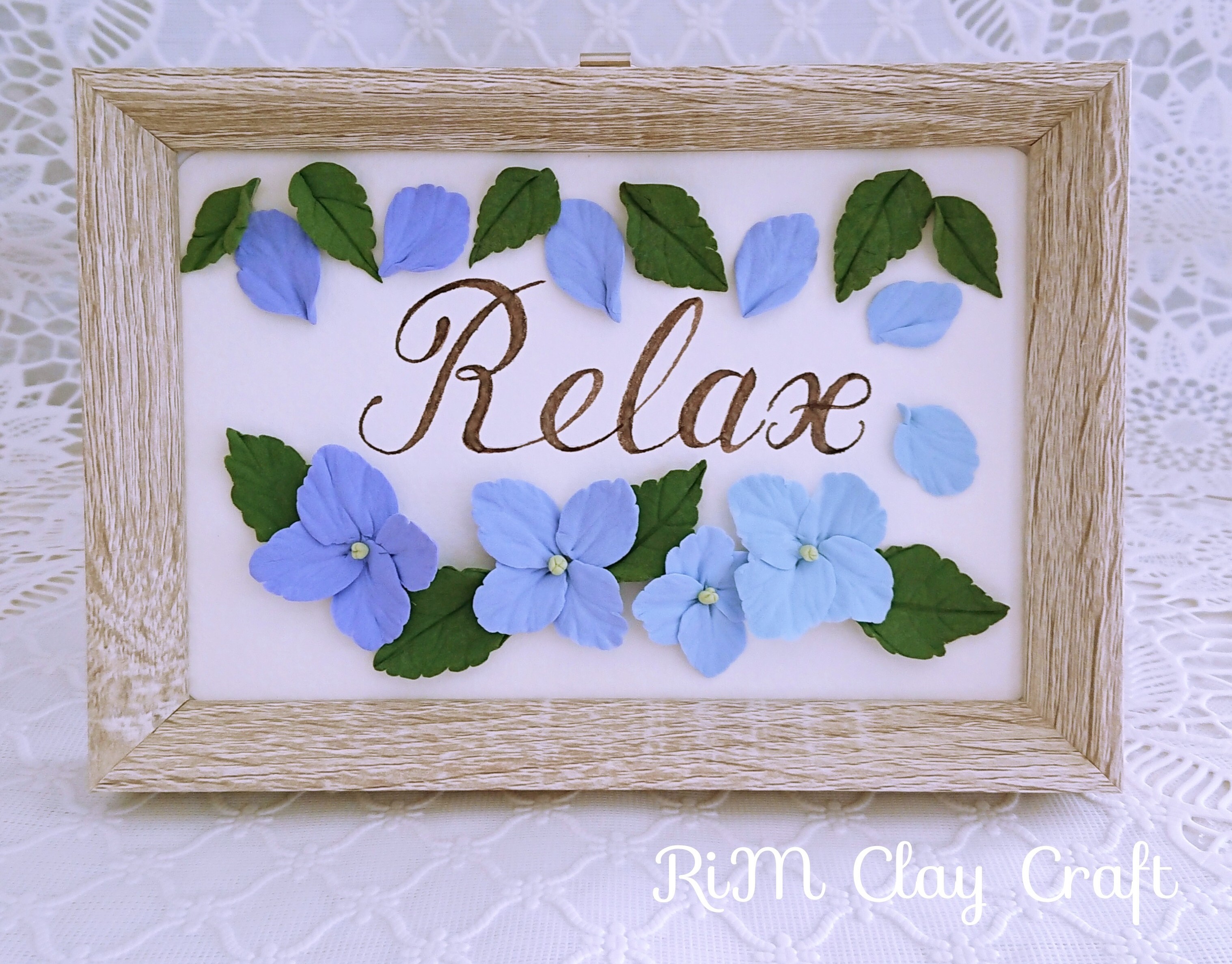 カリグラフィーの文字と粘土フラワーのコラボ