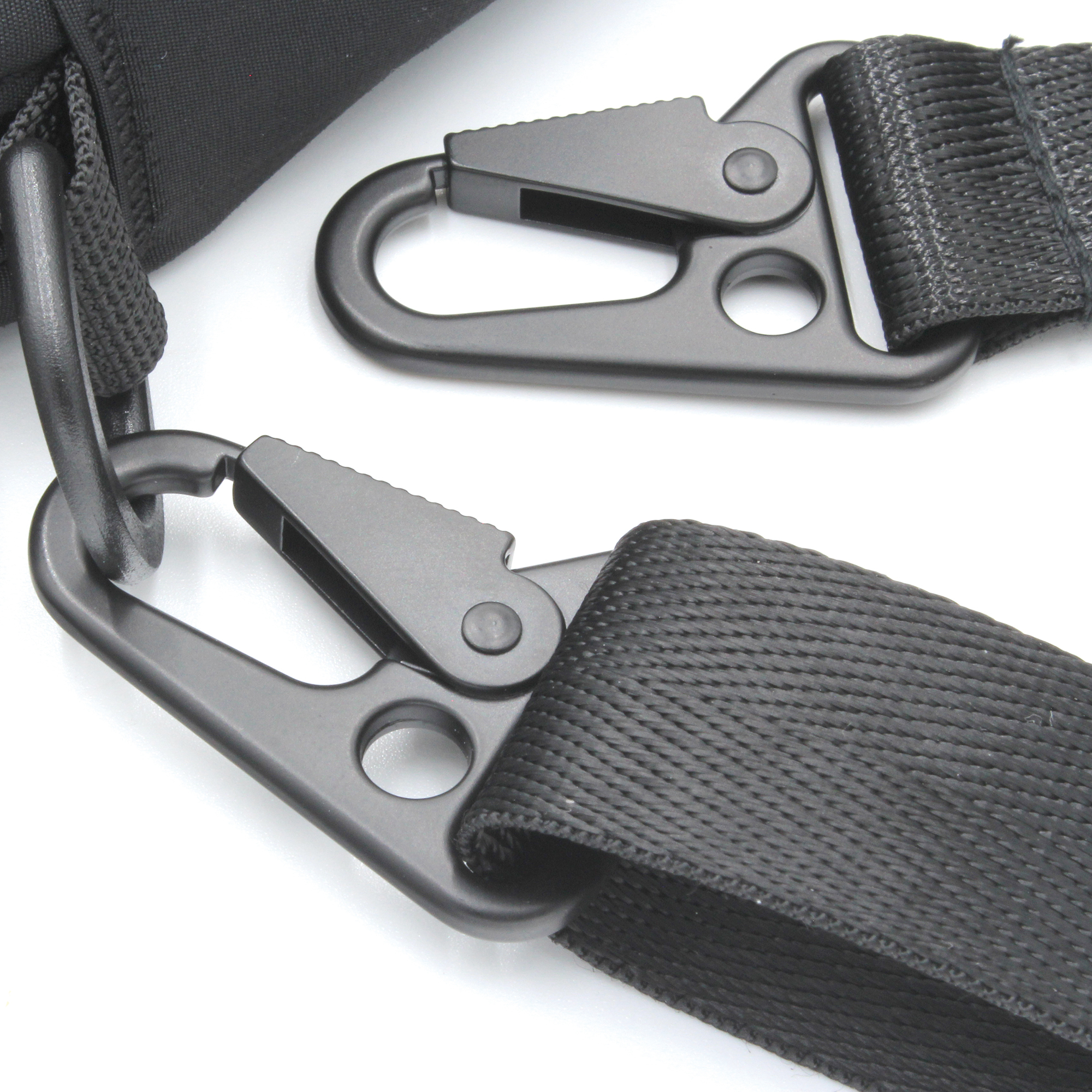 ミリタリー感の強い金属カンを使用