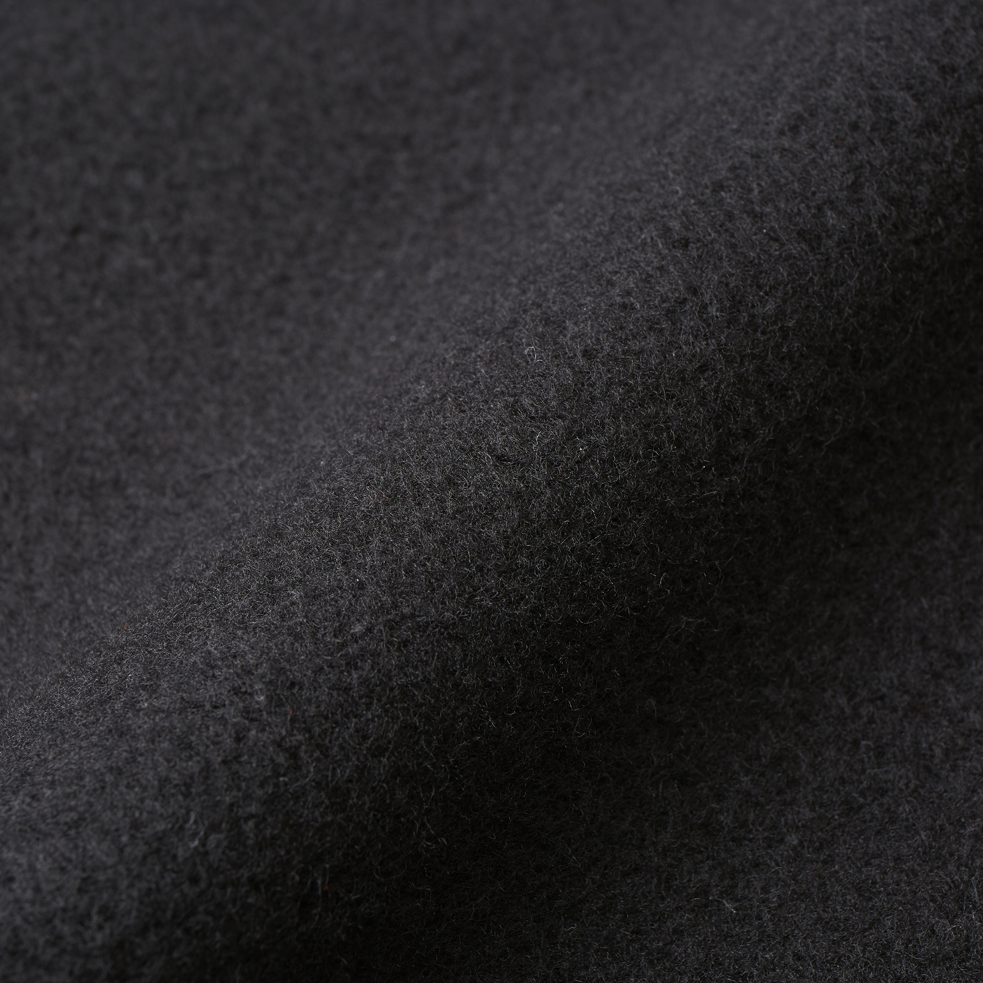 綿×ポリエステルの混合素材で高い保温性。軽さとタフさ乾きやすさも備えたふかふか裏起毛。 